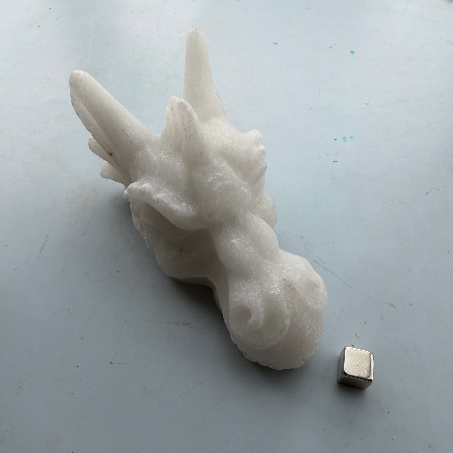 Calcit hvid dragehoved 12x6,5 cm