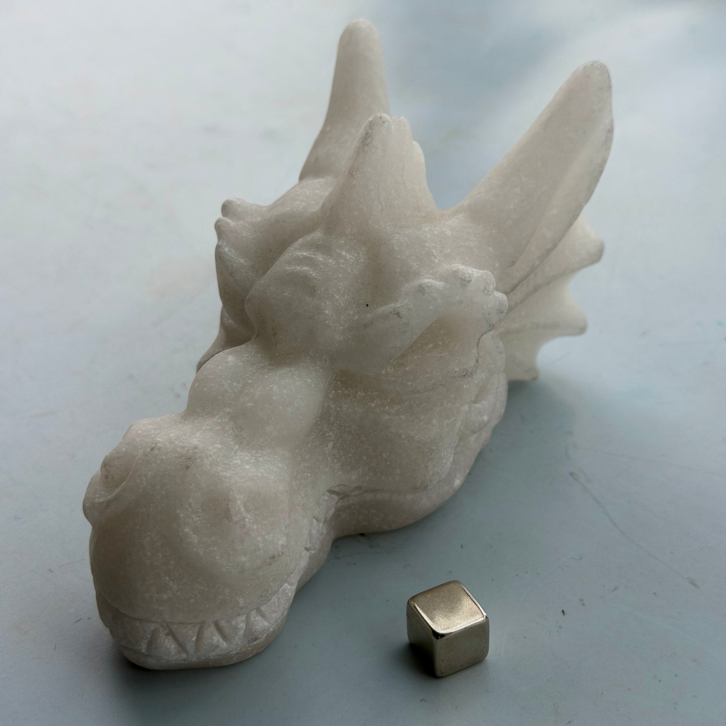 Calcit hvid dragehoved 12x6,5 cm