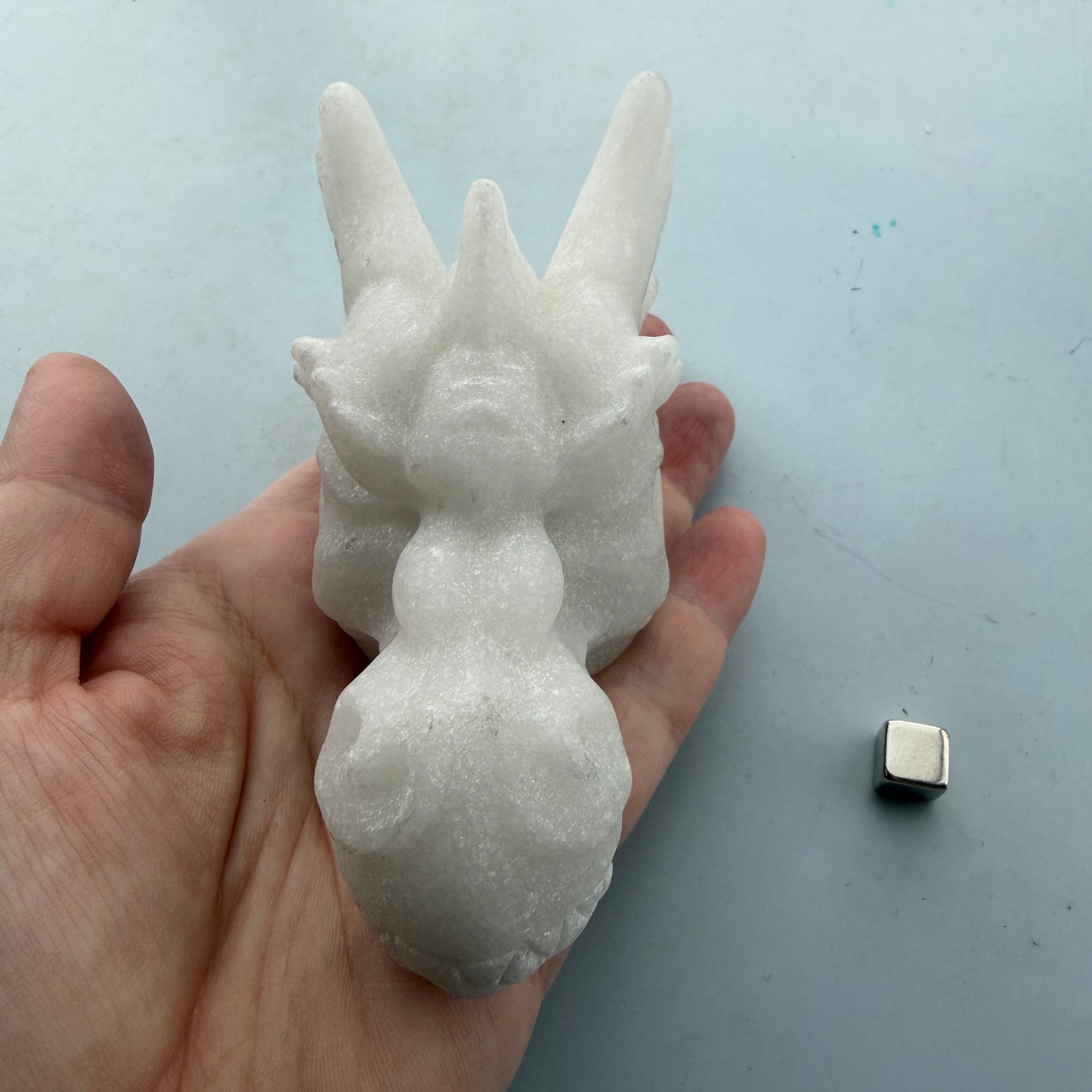 Calcit hvid dragehoved 12x6,5 cm