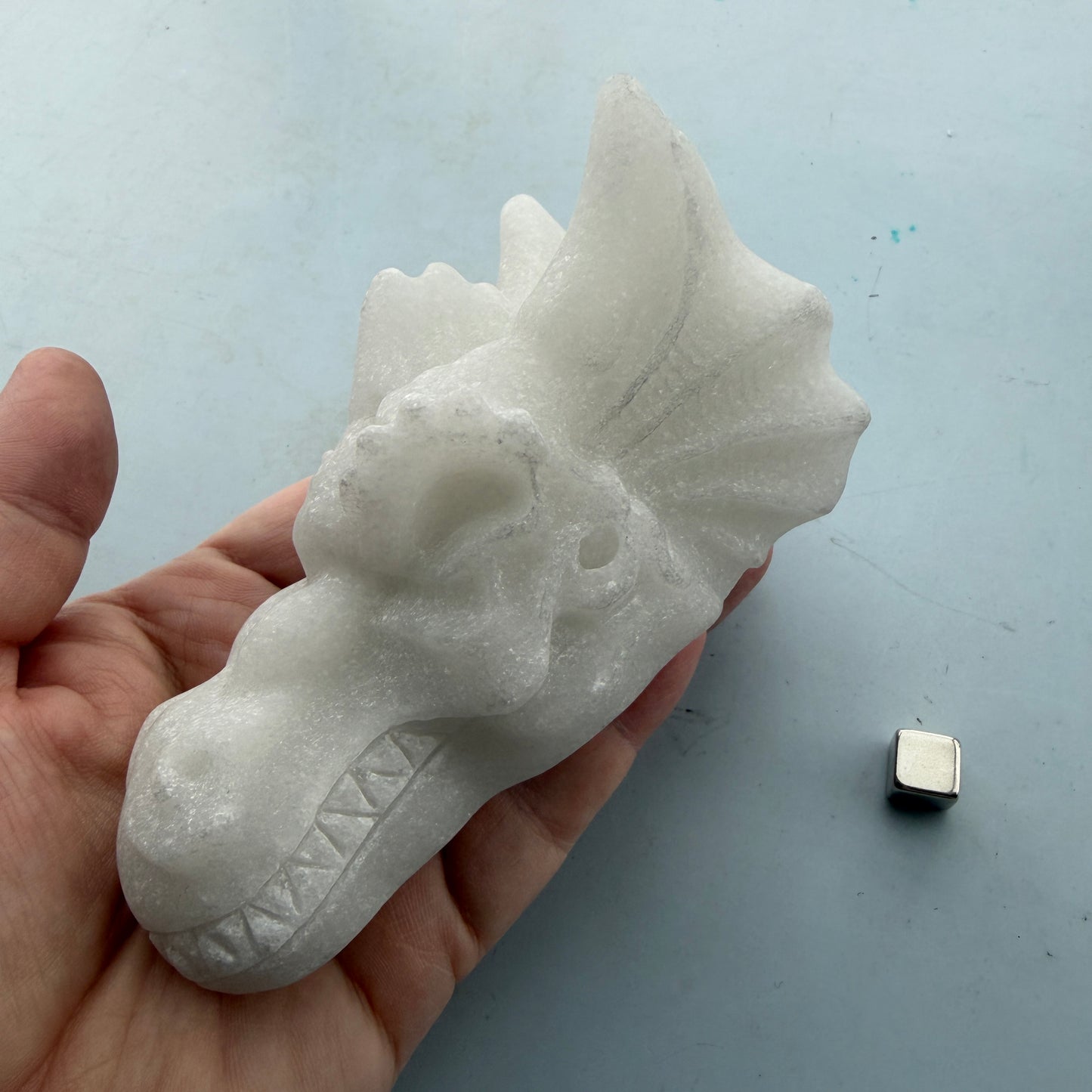 Calcit hvid dragehoved 12x6,5 cm