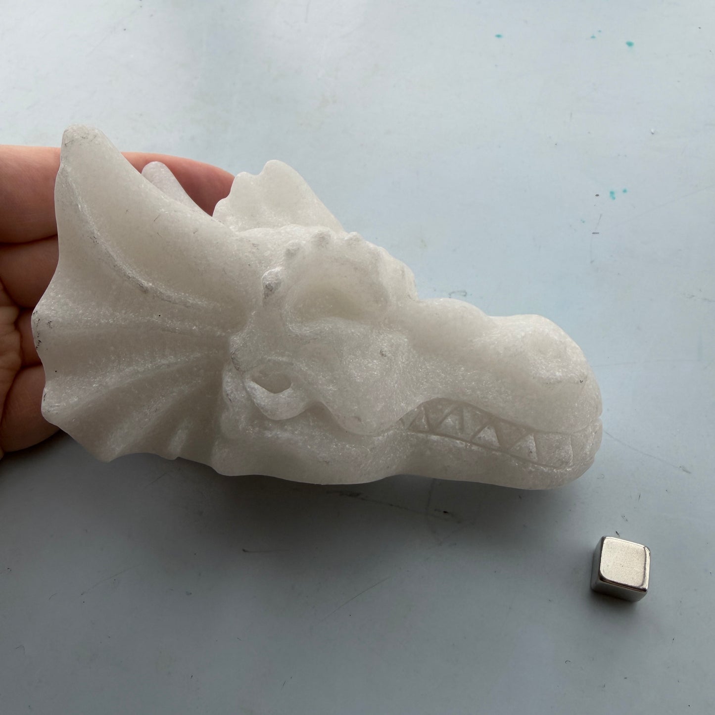 Calcit hvid dragehoved 12x6,5 cm