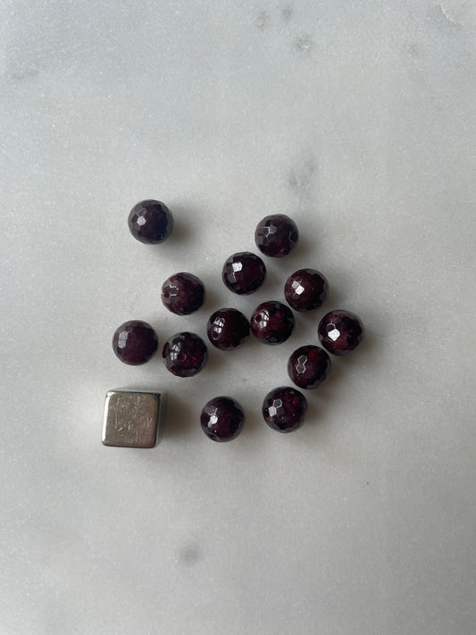 Granat perle - rund facet 8,5mm - 2 stk