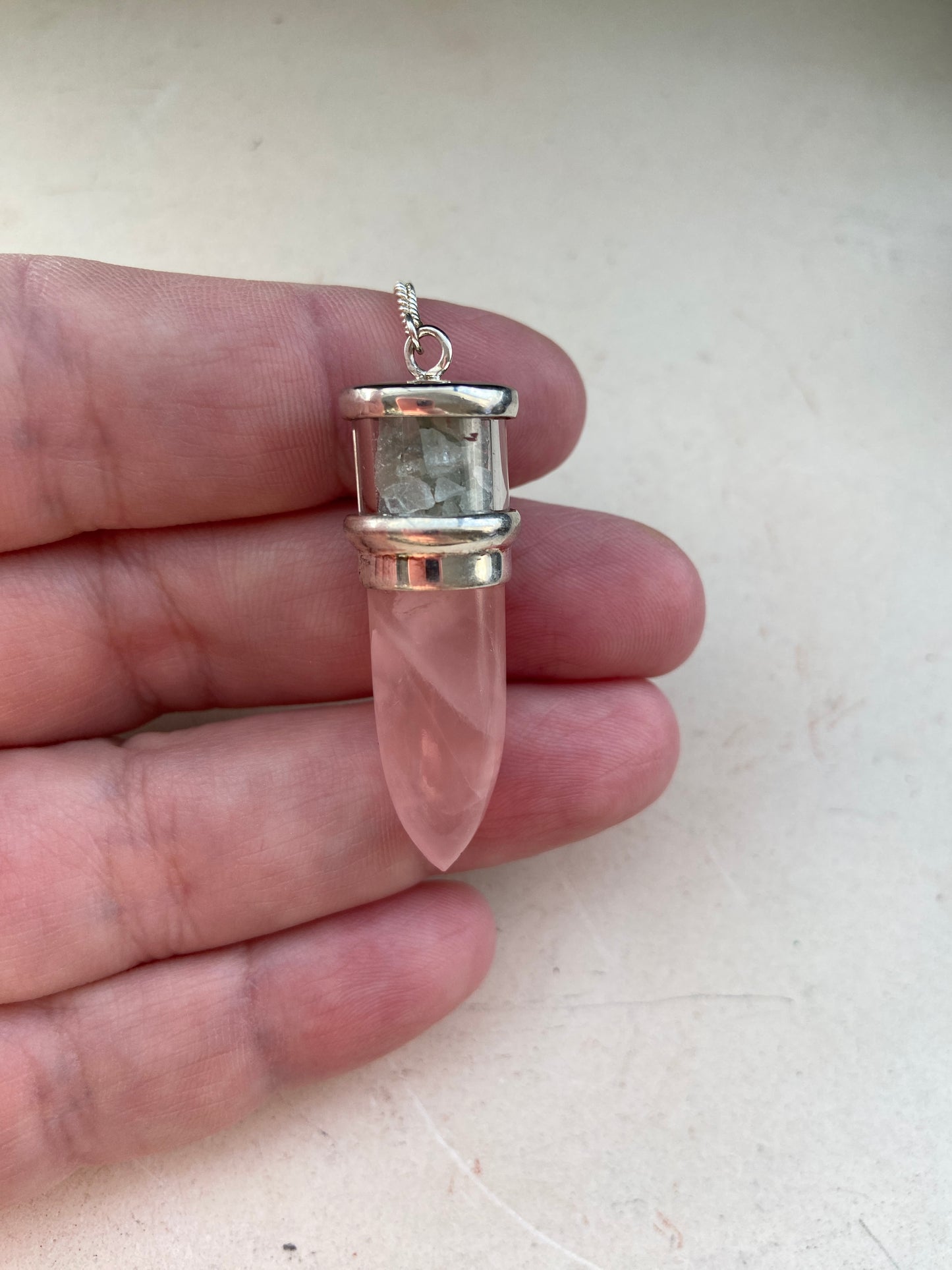 Rosakvarts pendul med opal