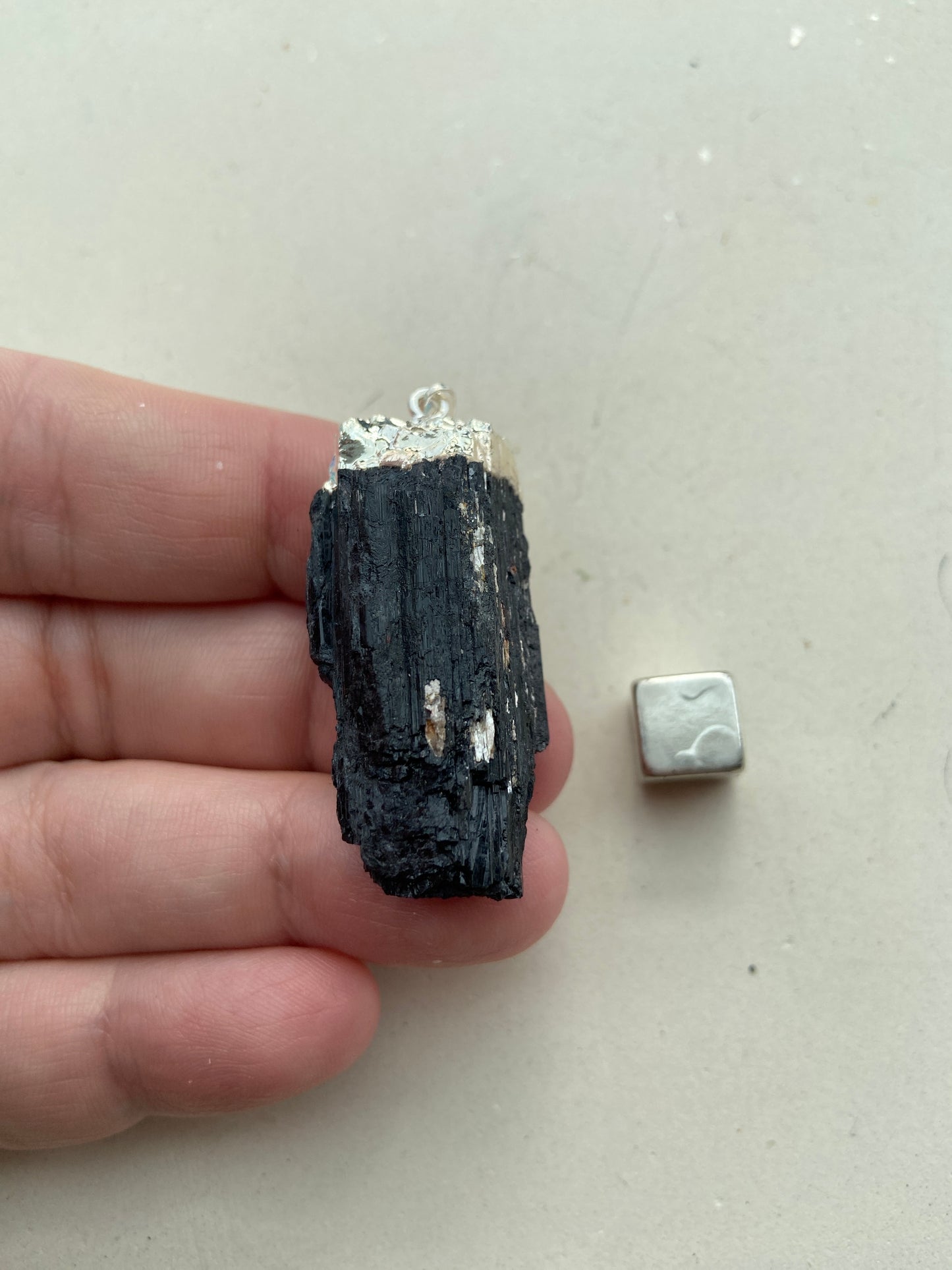 Turmalin Sort Rå Vedhæng 4 cm