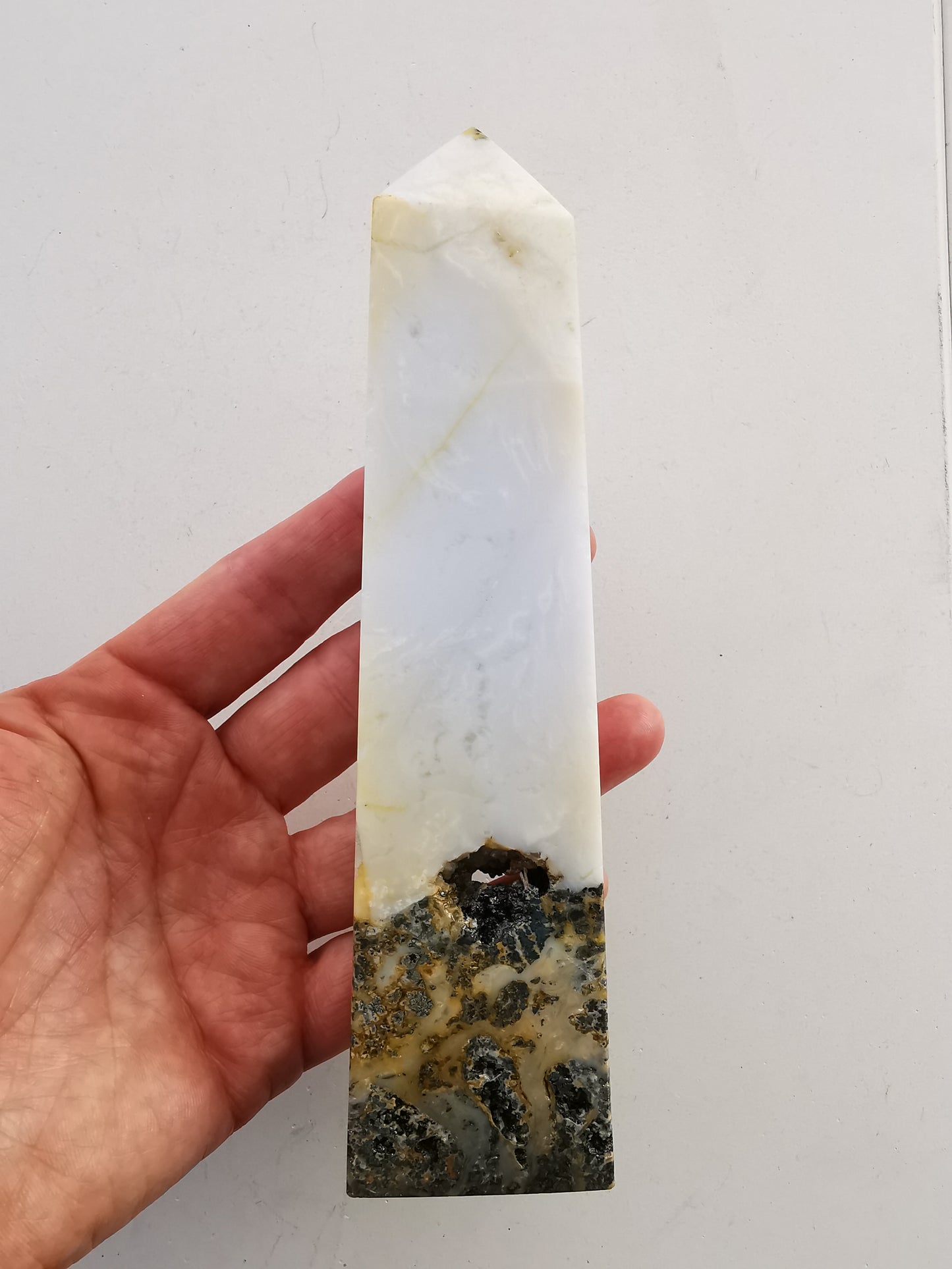 Jade Hvid m/Pyrit tårn