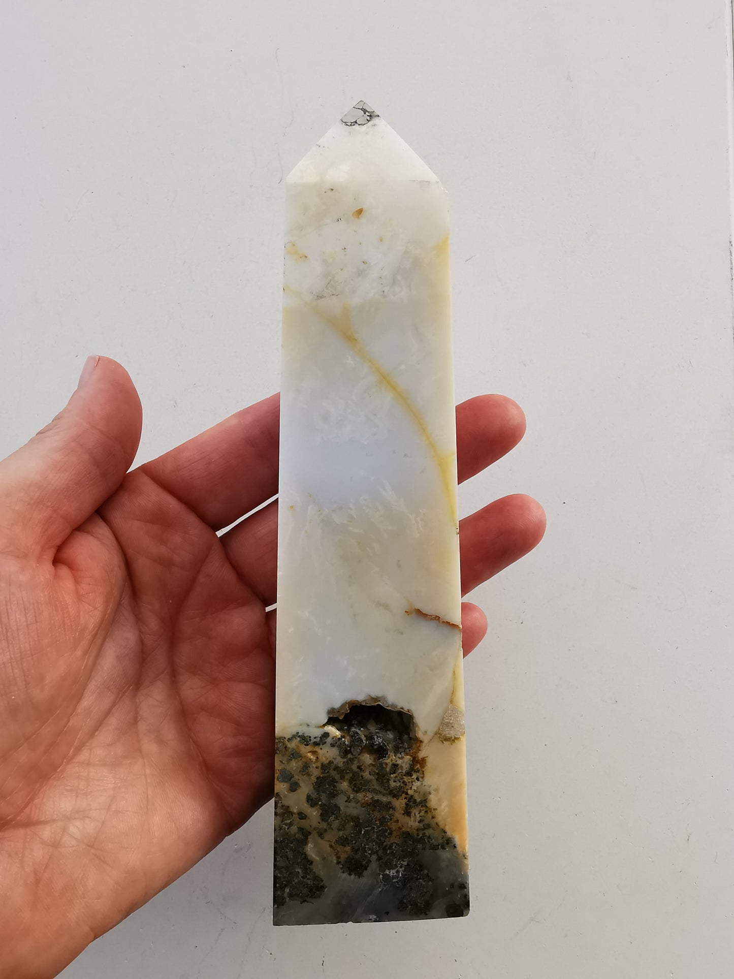 Jade Hvid m/Pyrit tårn