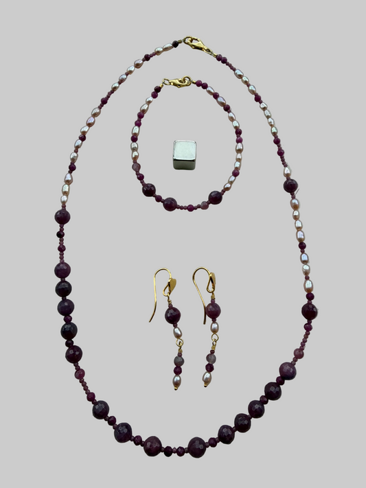 Smykkesæt m/fokus: Livskraft (Rubin, Turmalin Pink og Ferskvandperle)