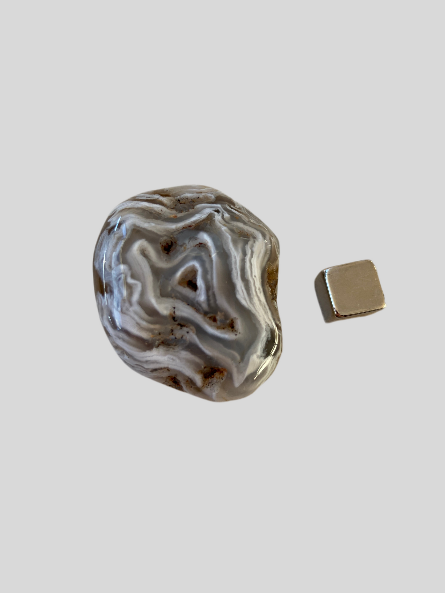 Agat Fjer – løfter tunge energier og bringer lys og klarhed.