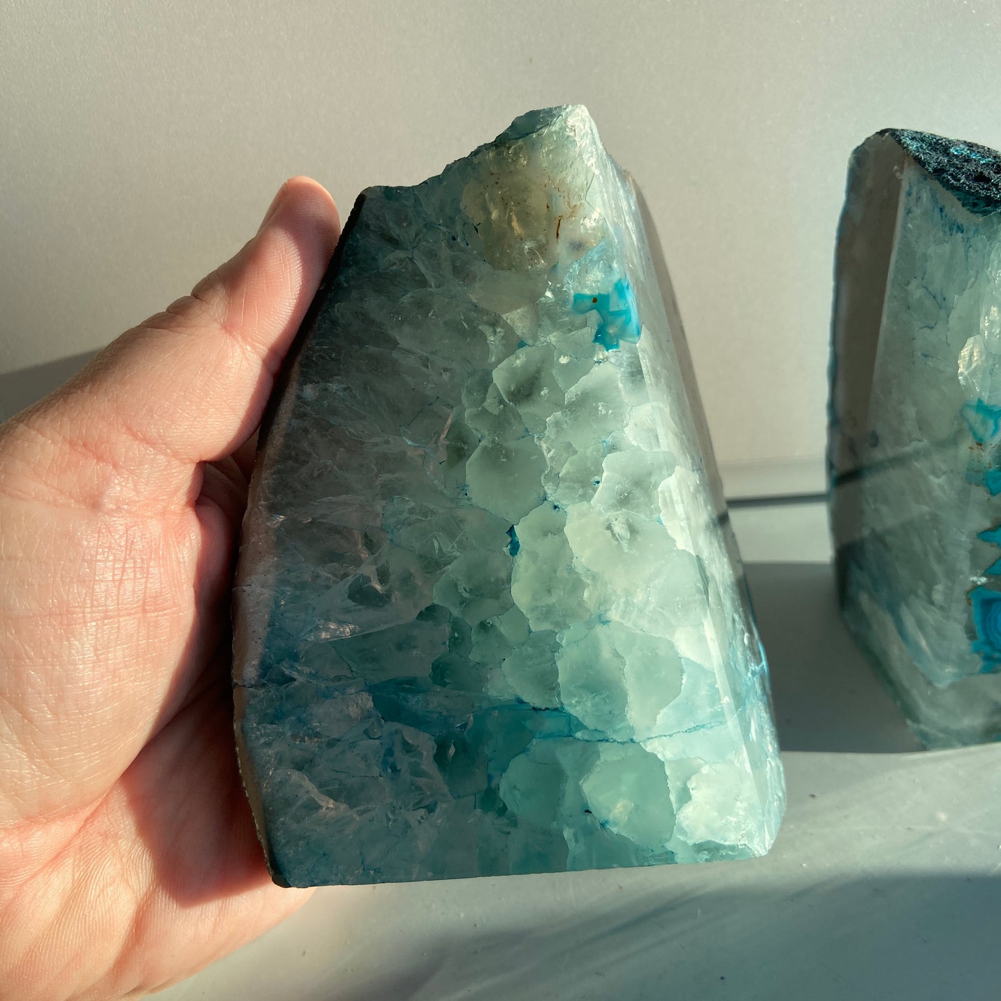 Naturlig blå agat geode bogstøtte til styrke, klarhed og beskyttelse.