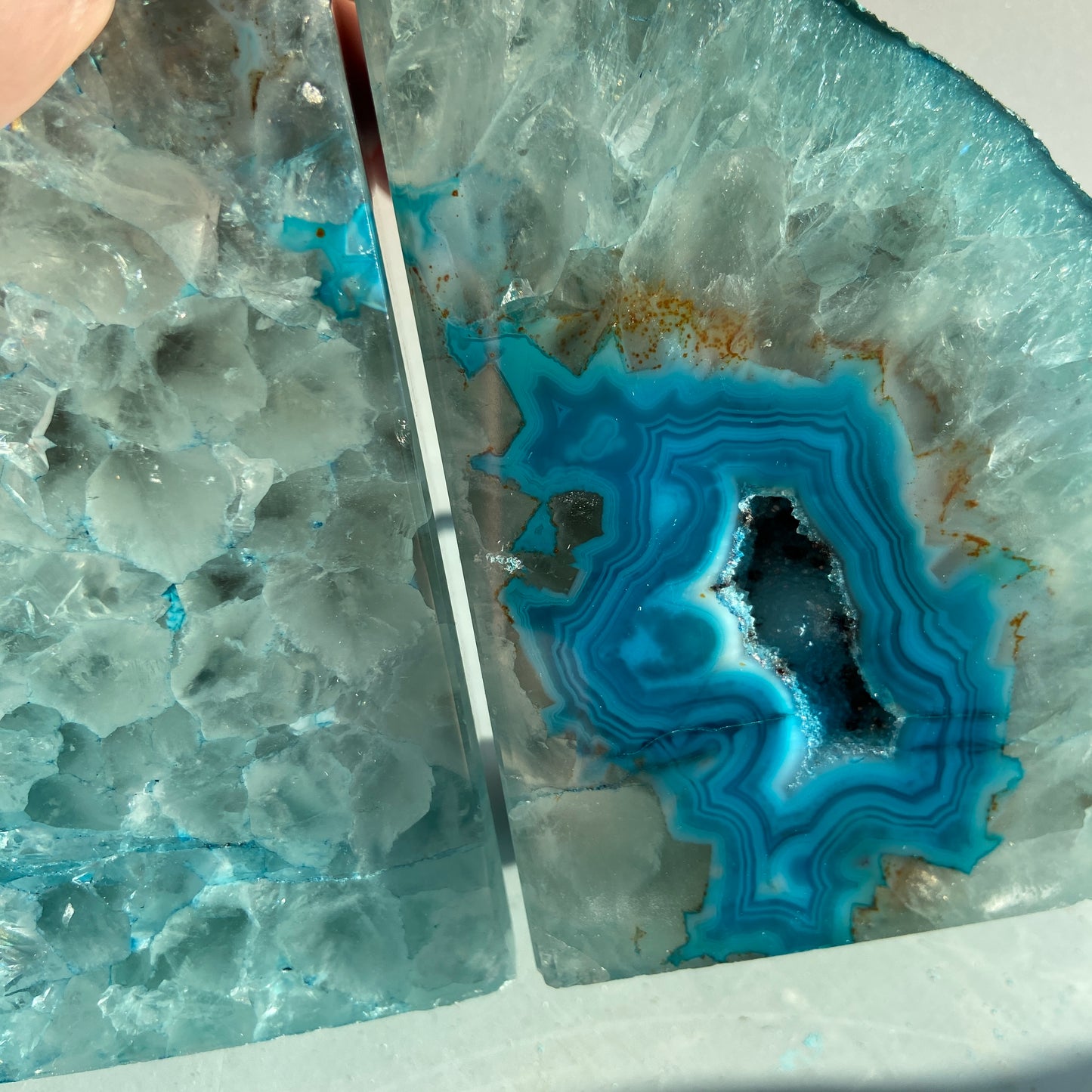 Blå agat geode sæt med krystaller, ideel til meditation og spirituel energi.
