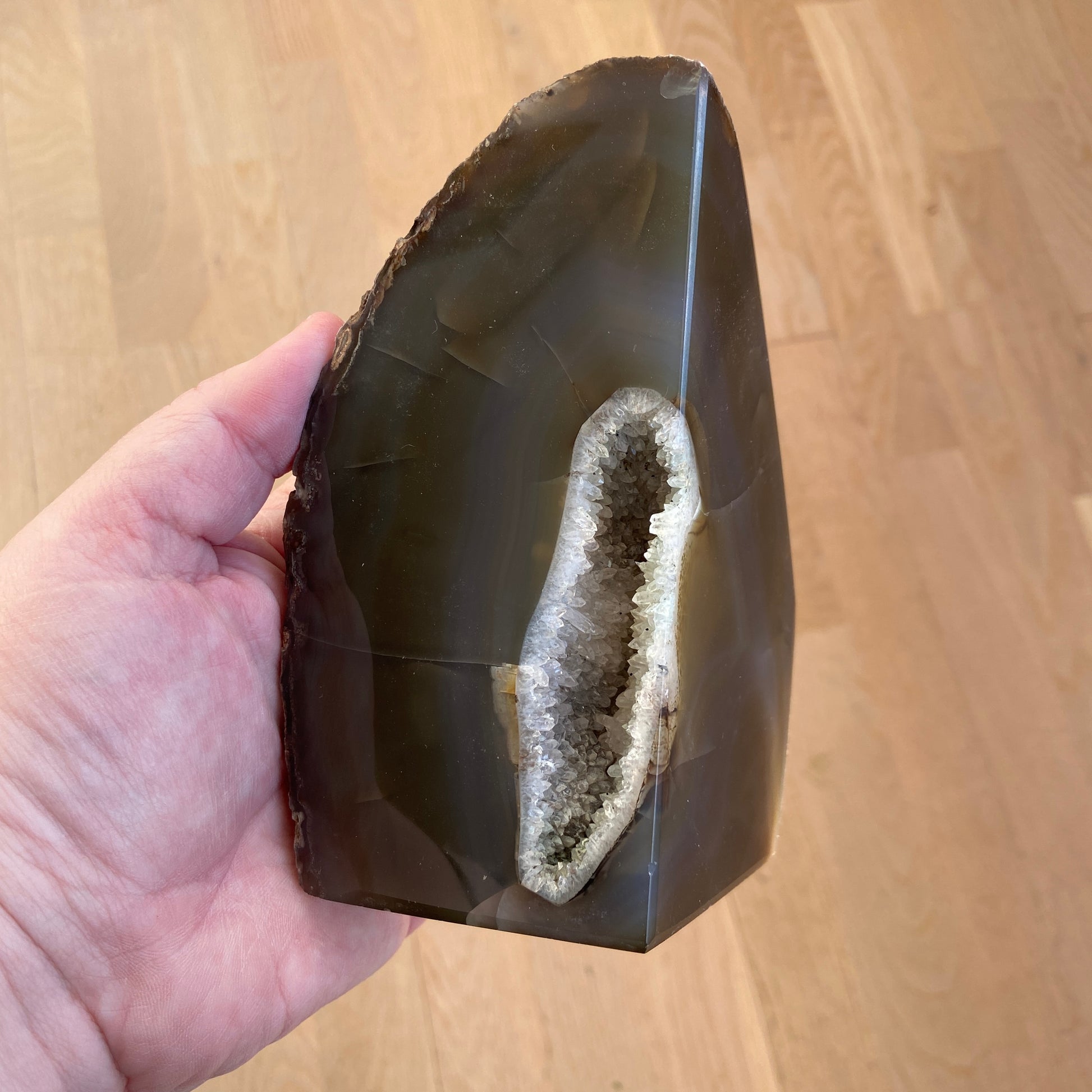 Agat geode natur bogstøtte sæt med jordnære nuancer og glitrende indre.