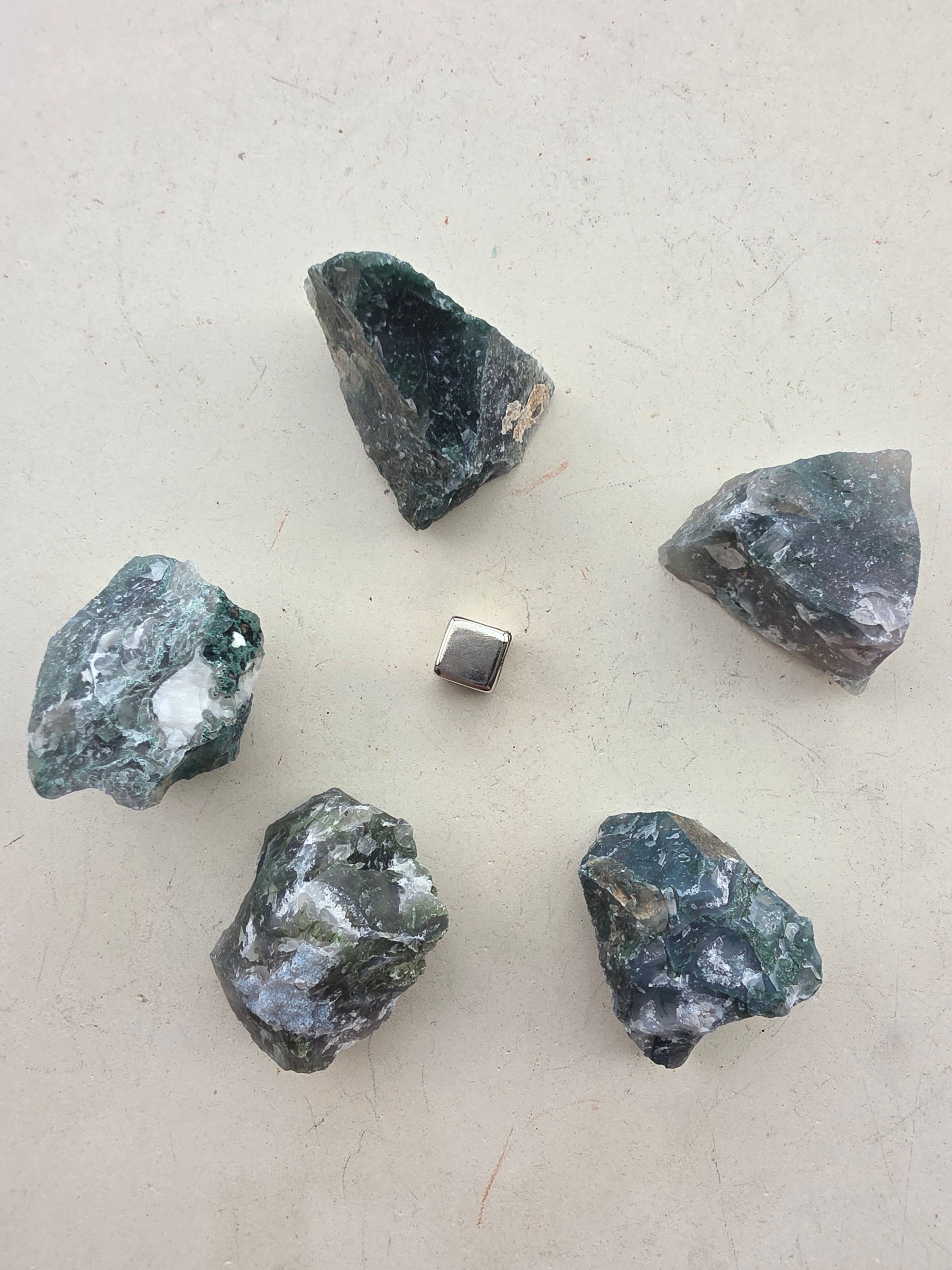 Agat krystal – støtter følelsesmæssig balance, selvaccept og tilgivelse, hjælper med at forvandle negativ energi til ro og styrke