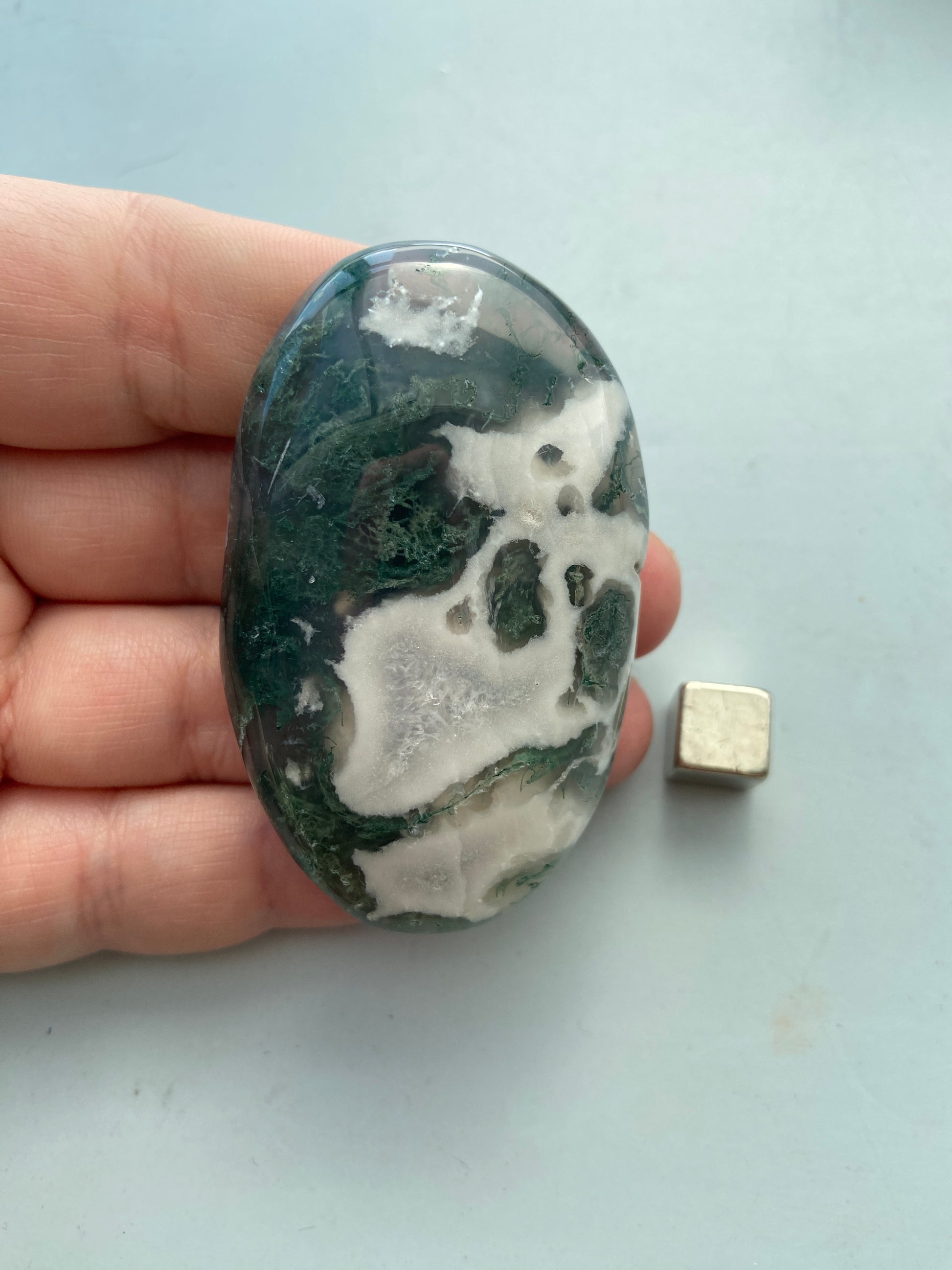 Agat Mos – aktiverer rodchakraet og styrker grounding og tryghed.