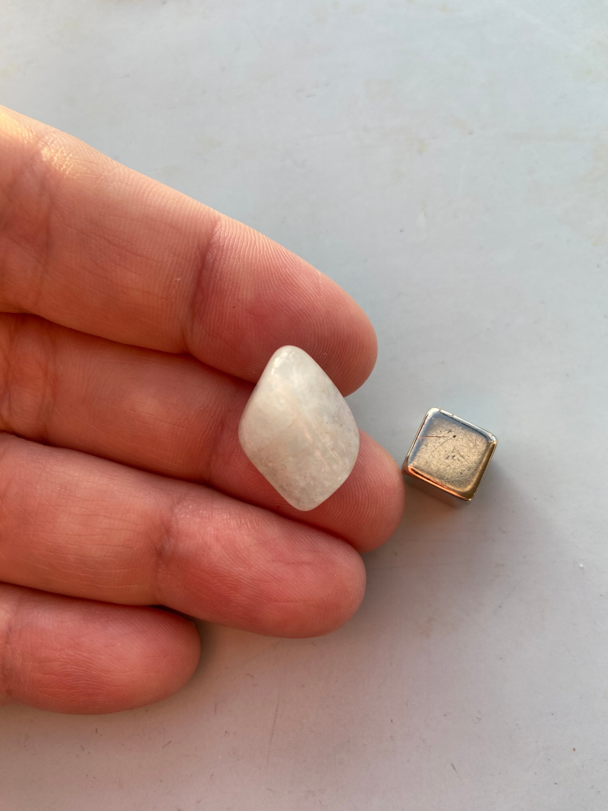 Akvamarin – styrker halschakraet og hjælper dig med at udtrykke dig klart og ærligt.