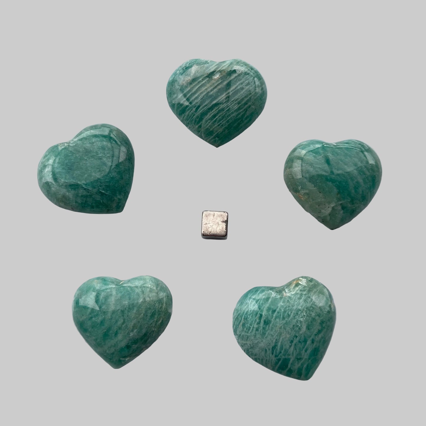 Amazonit hjerte i smuk grøn nuance, poleret krystal til hjertechakra og indre fred.