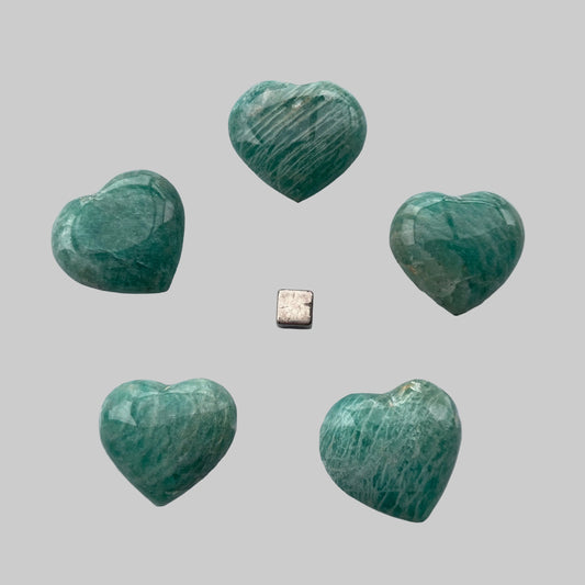 Amazonit hjerte i smuk grøn nuance, poleret krystal til hjertechakra og indre fred.