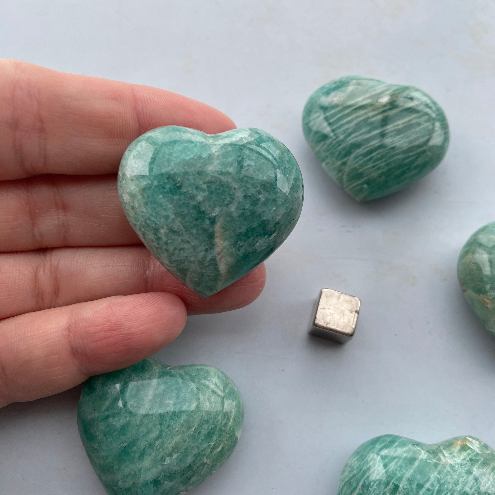 Poleret amazonit krystal hjerte med energi til klarhed, harmoni og følelsesmæssig balance.