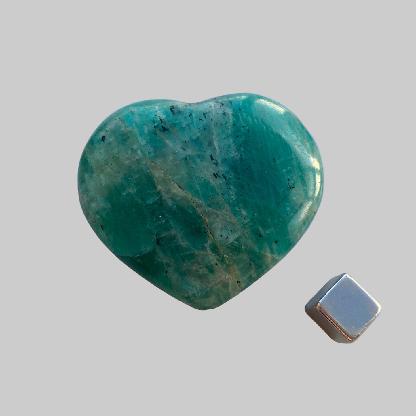 Amazonite flat heart crystal med glat poleret overflade.