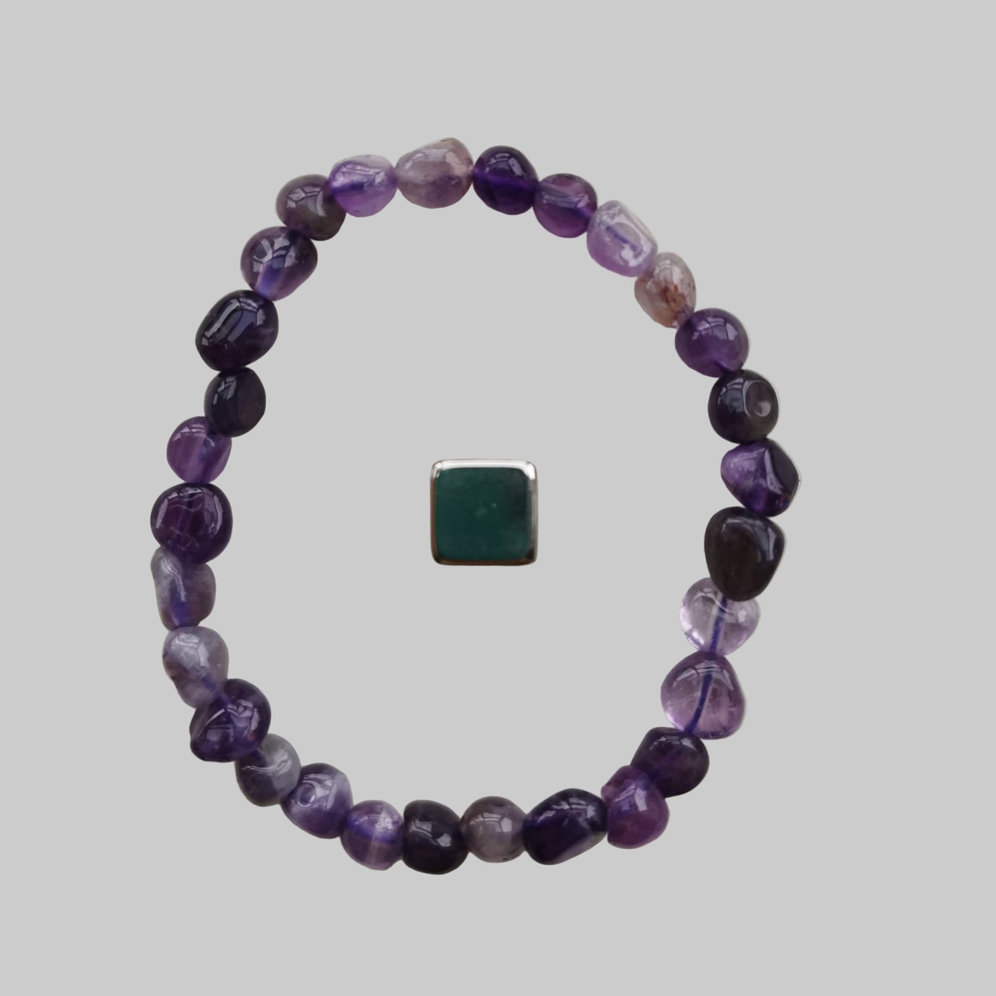 Ametyst armbånd med dyblilla krystalperler for ro og balance.