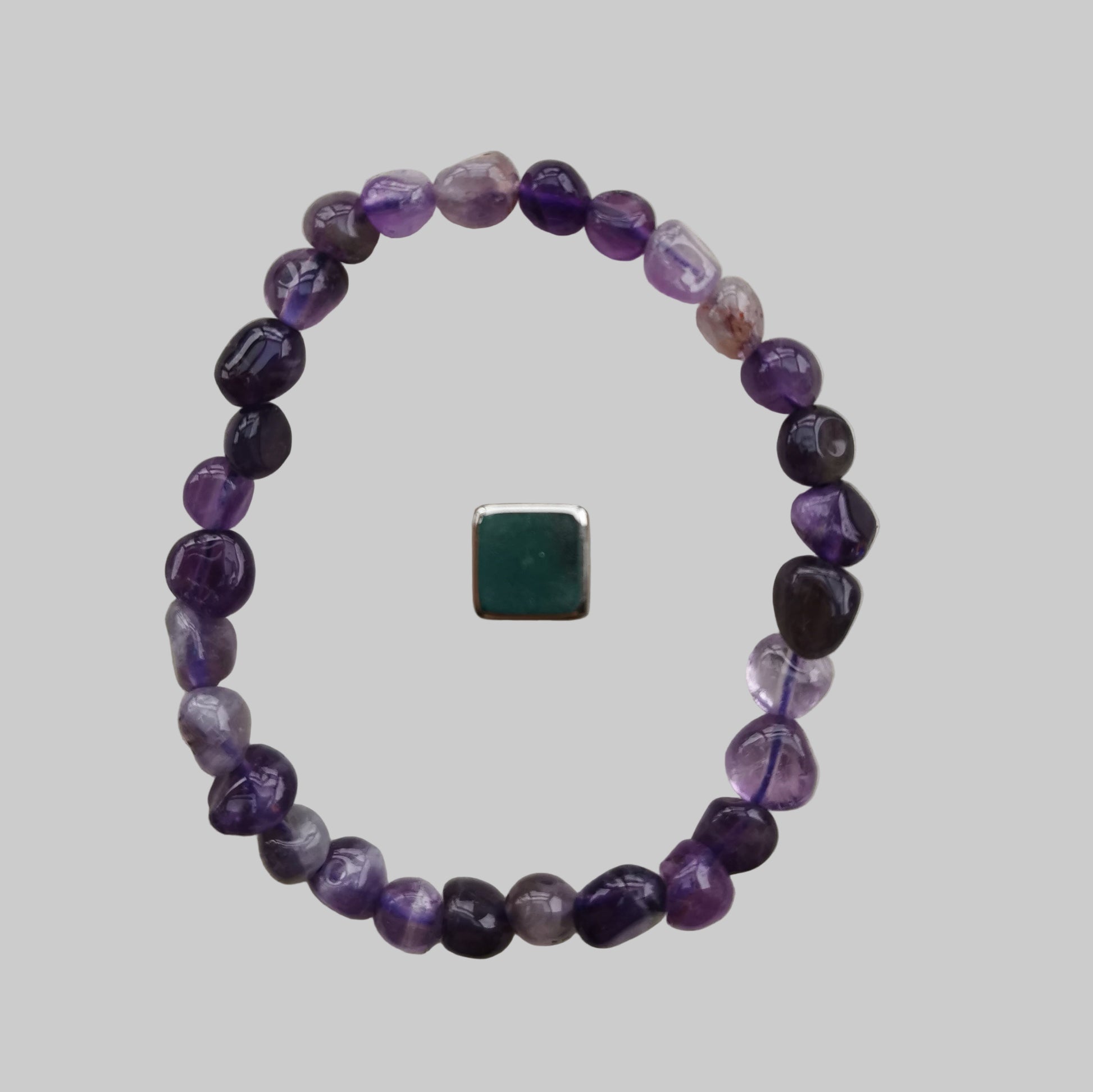 Ametyst armbånd med dyblilla krystalperler for ro og balance.