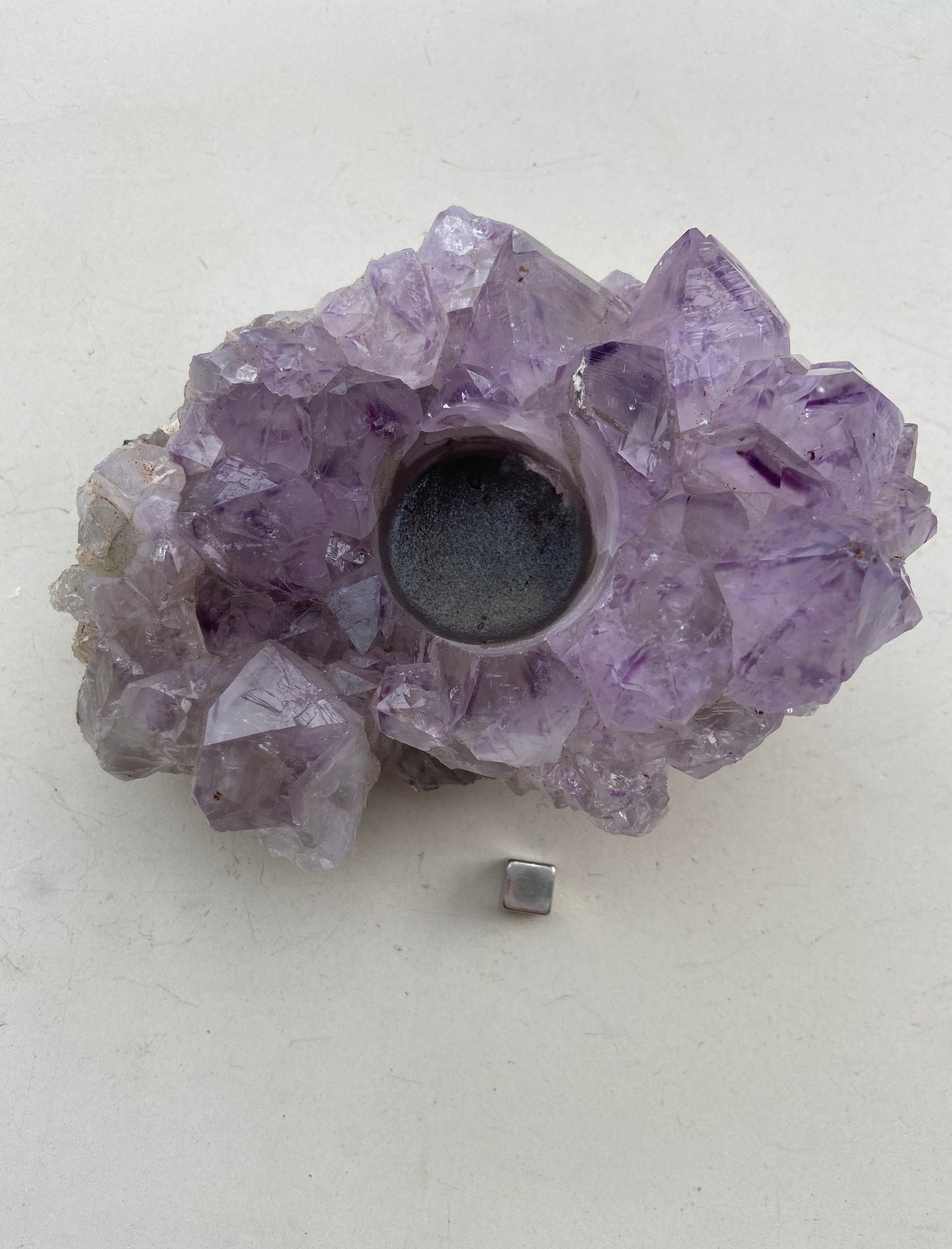 Ametyst krystal der bringer indre ro og beroliger sindet.