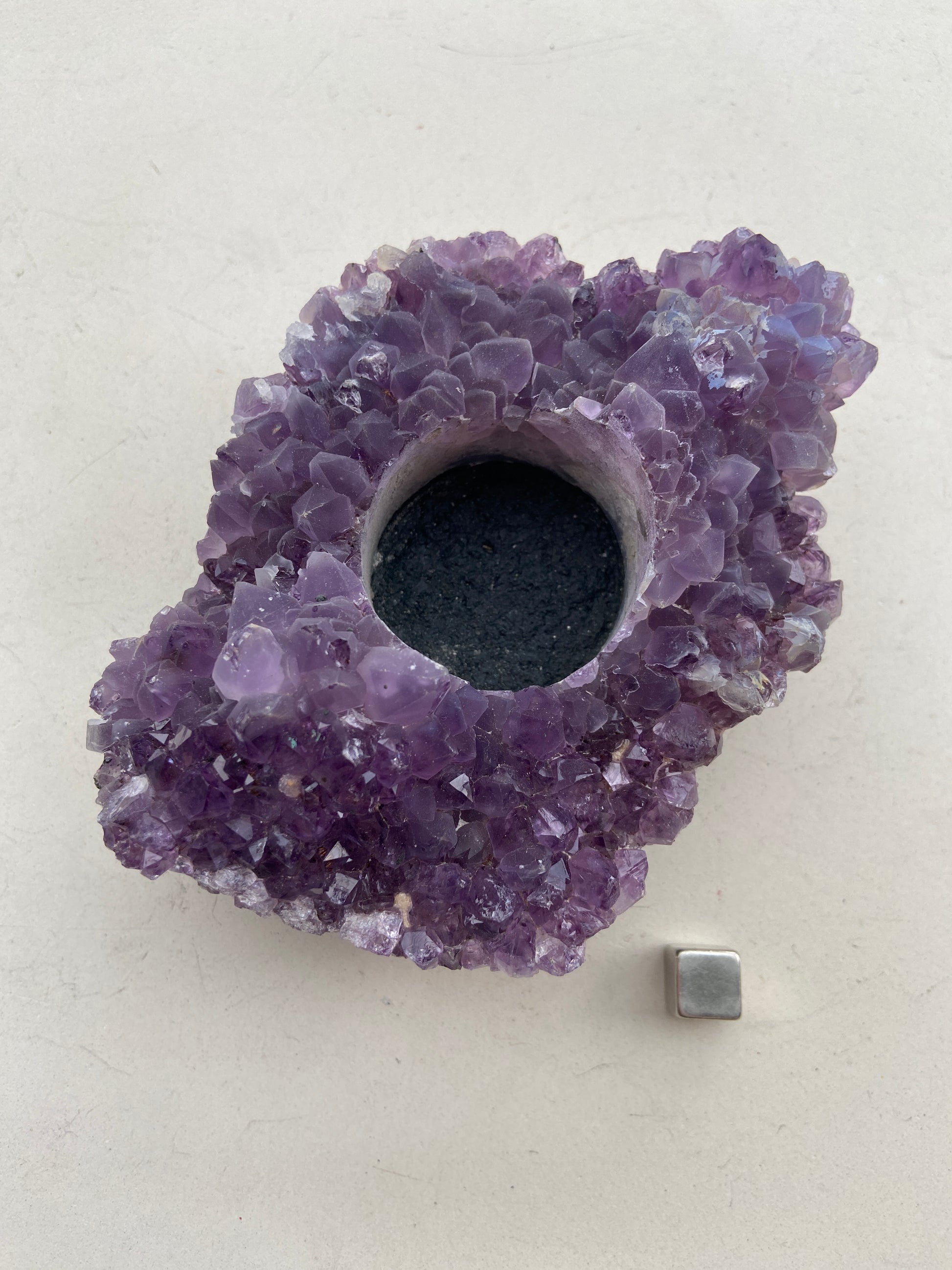 Ametyst krystal der styrker intuition og indre visdom.