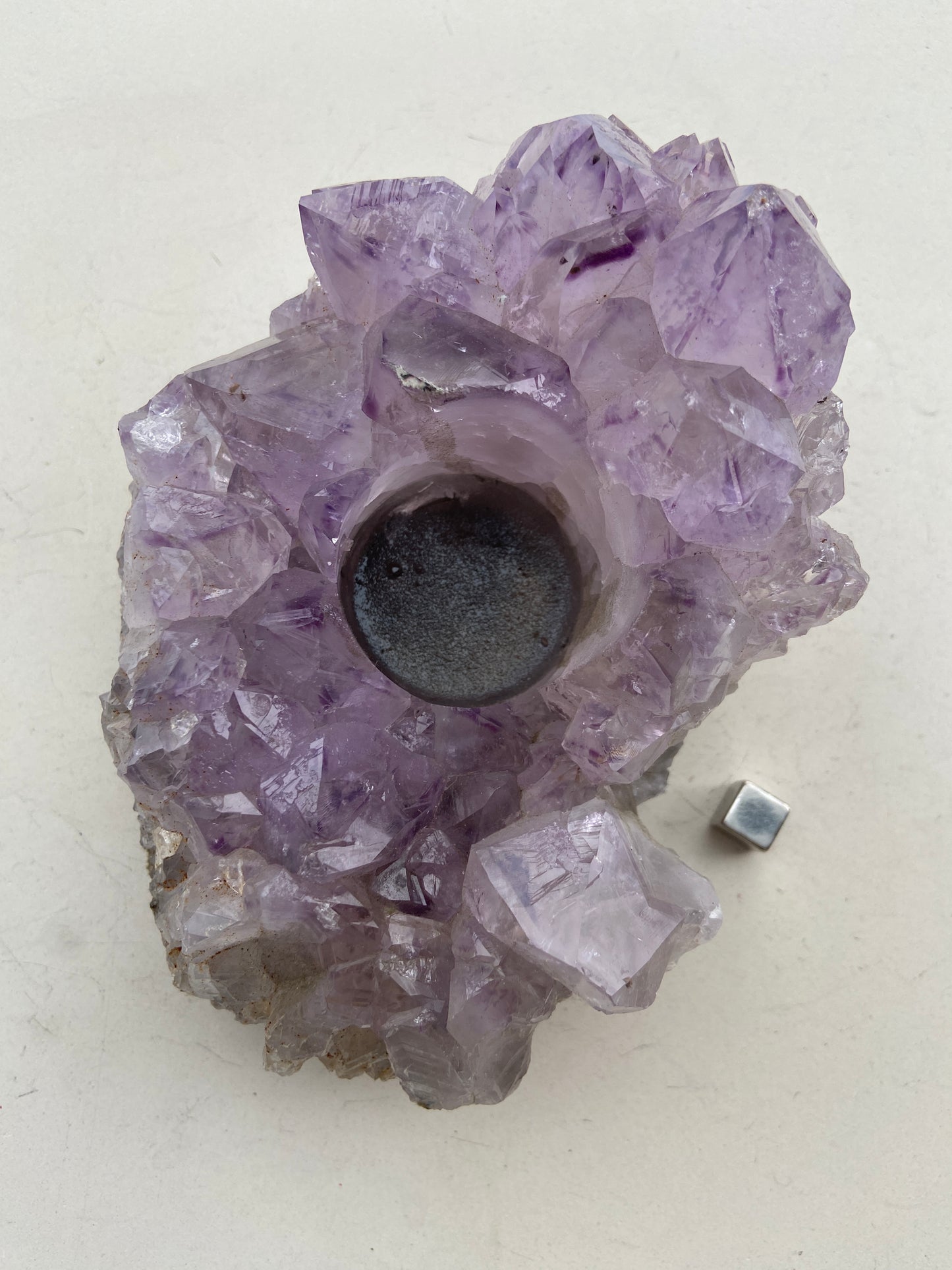 Ametyst krystal der aktiverer kronechakraet og spirituel indsigt.