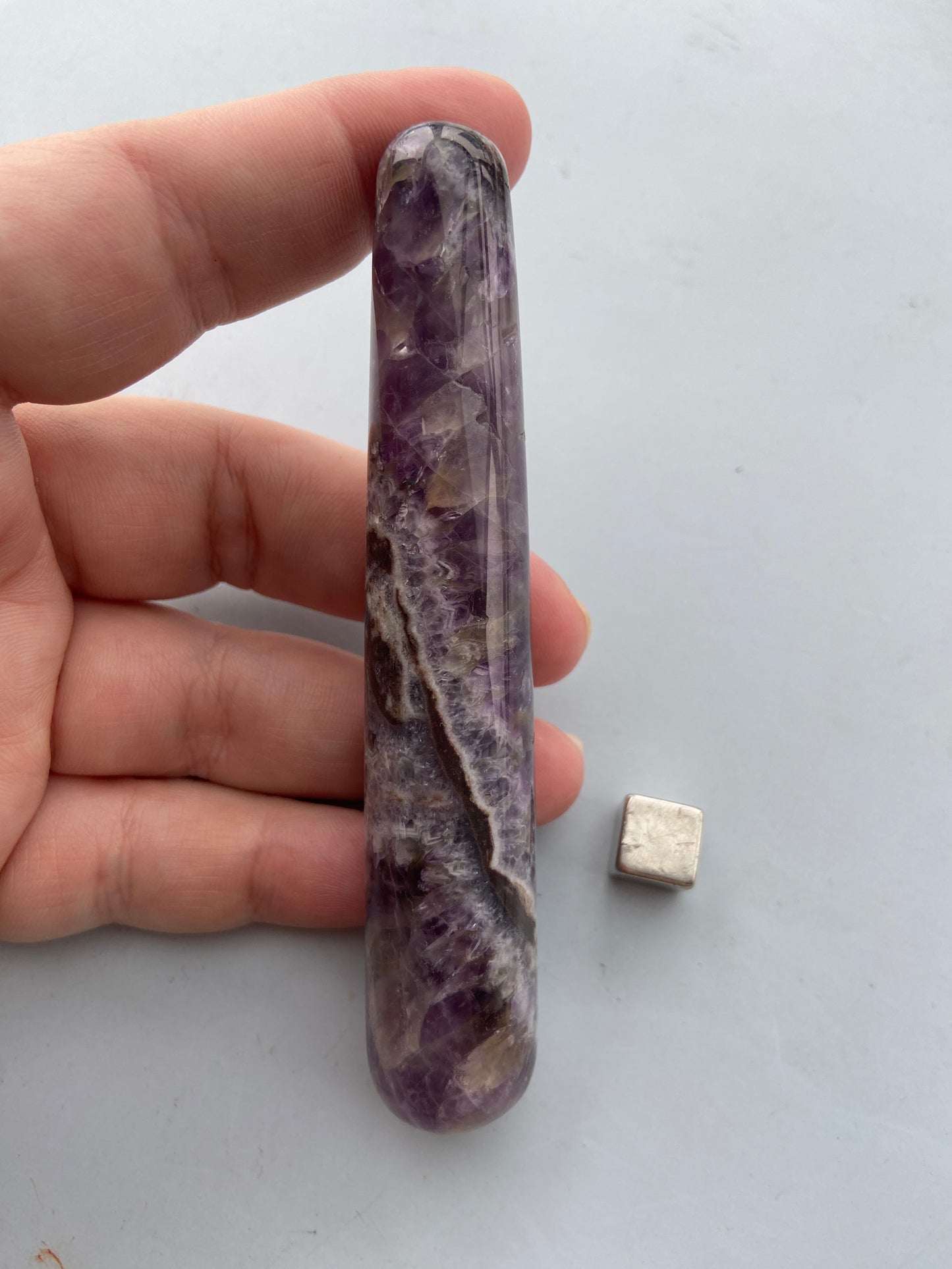 Ametyst krystal der støtter personlig og spirituel vækst.