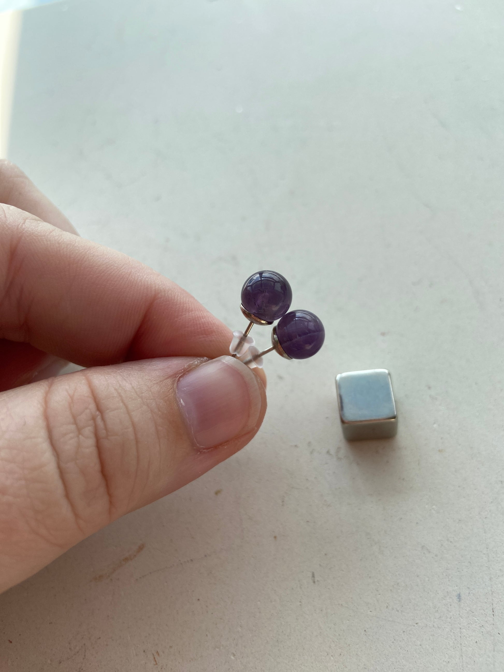 Elegante ametyst ørestikker der styrker intuition og klarhed.