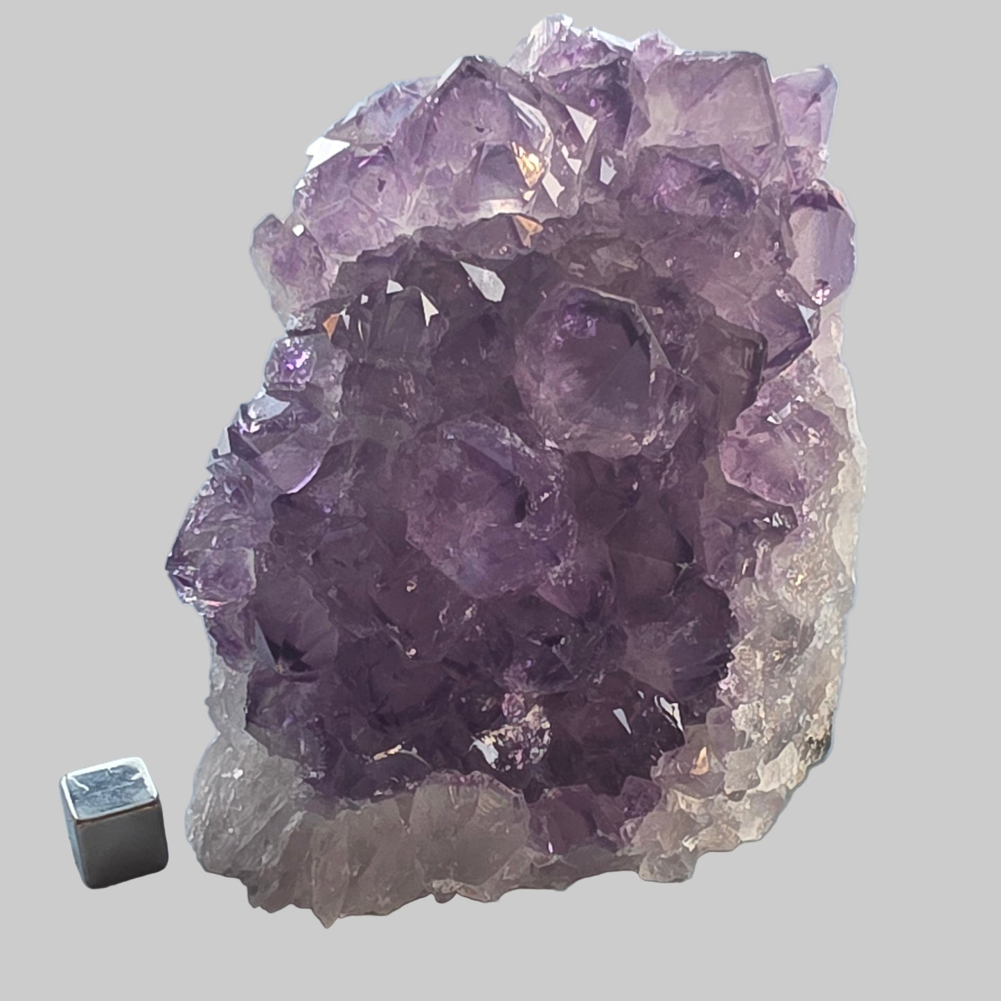 Rå ametyst spids med naturlig lilla krystalstruktur.