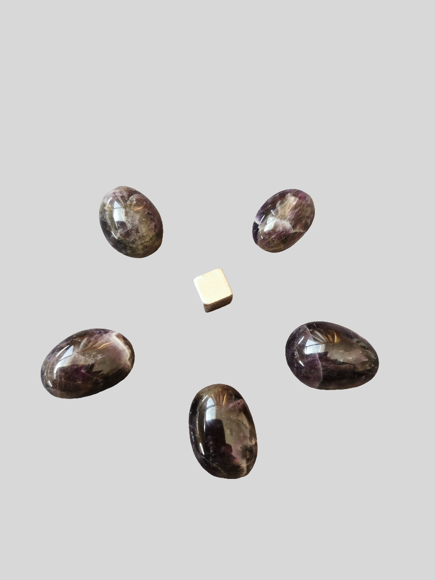 Sort ametyst krystal til åndelig udvikling, intuition og indre ro.