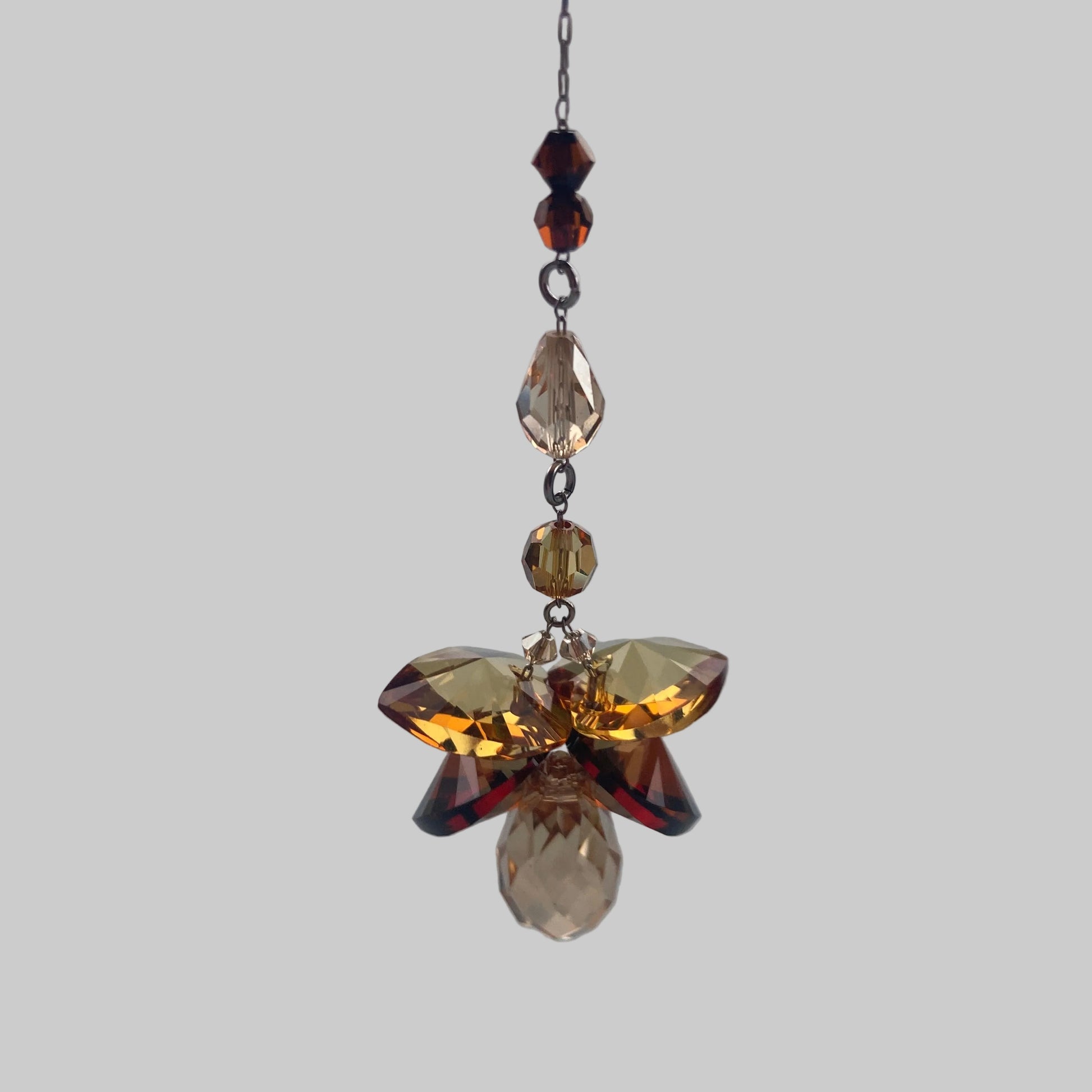 Angel of Beauty Aurora krystalengel med ægte Swarovski® krystaller og strålende regnbueeffekt.