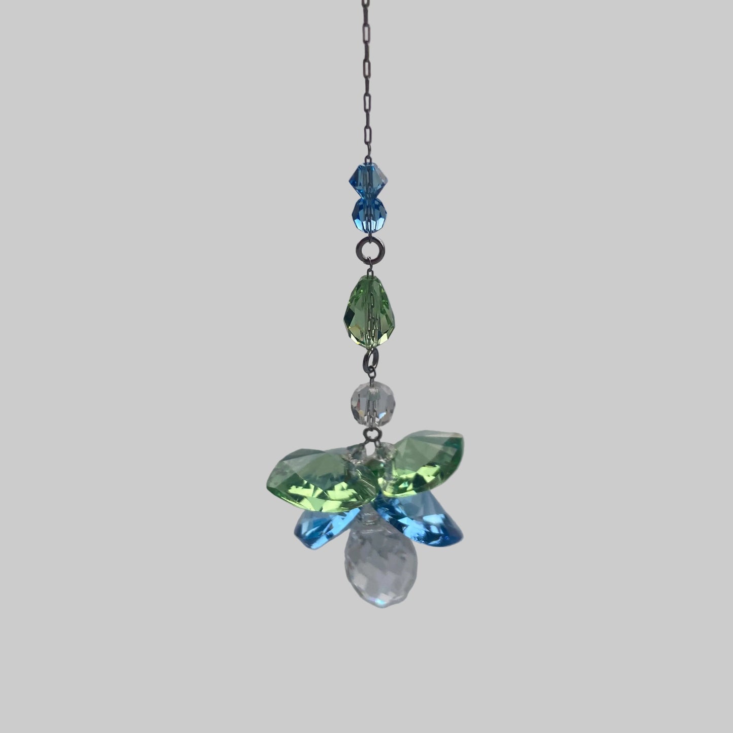 Angel of Peace Aurora krystalengel med ægte Swarovski® krystaller og smuk regnbueeffekt.