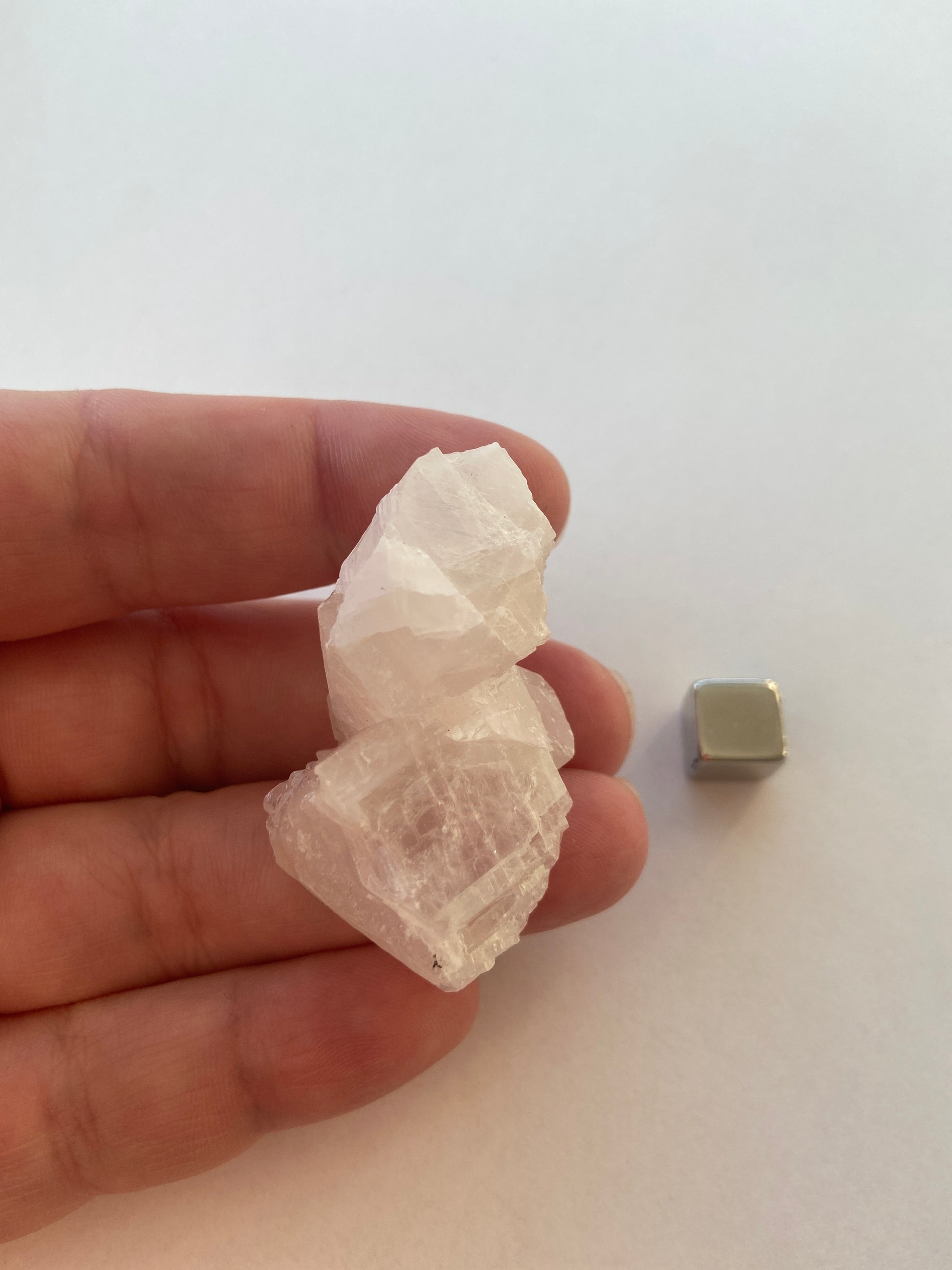 Apophyllit – beroliger nervesystemet, hjælper mod uro og mental overstimulation.