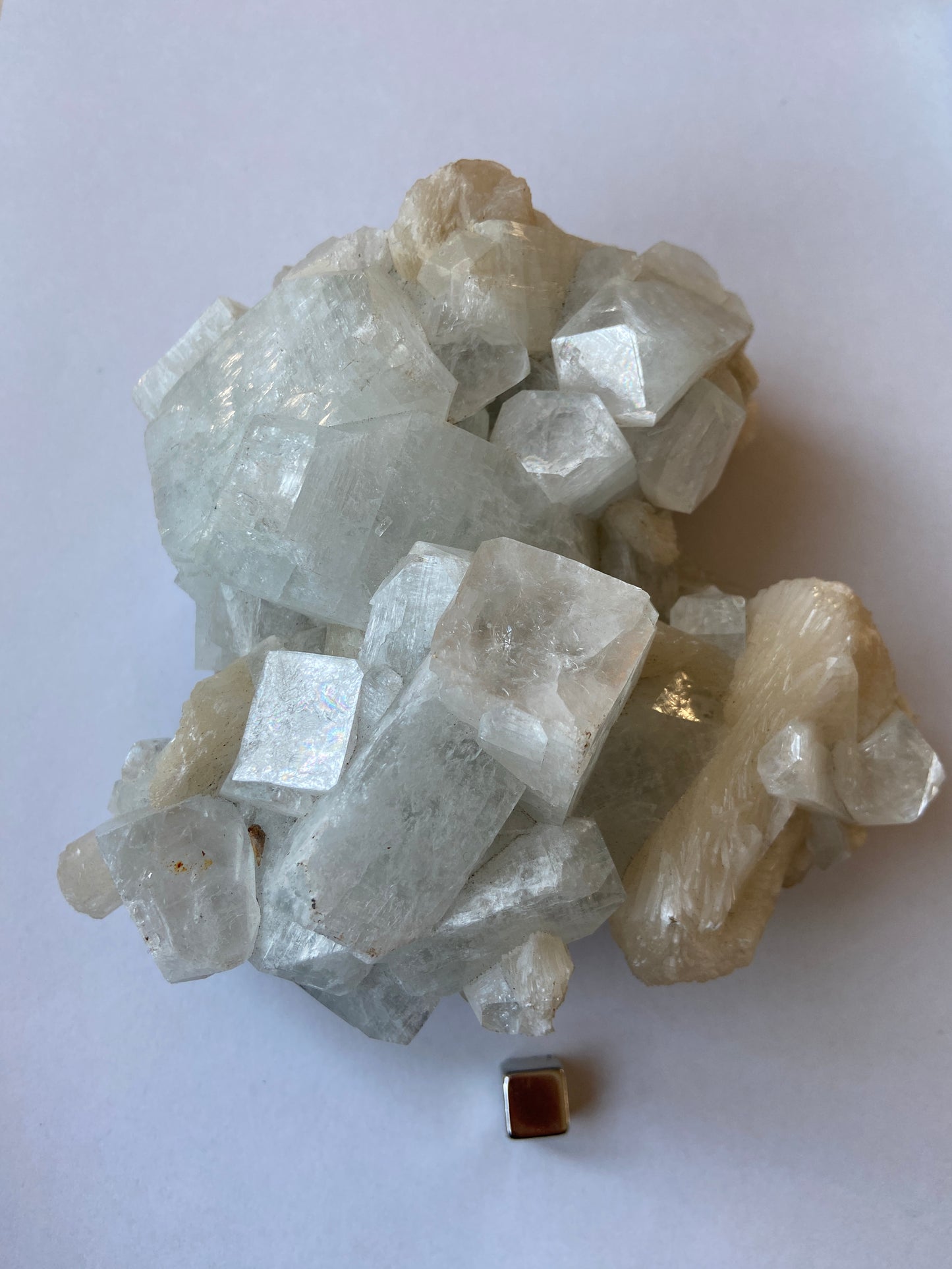 Apophyllit – højfrekvent energi, løfter vibrationen i hjemmet og i dit energifelt.