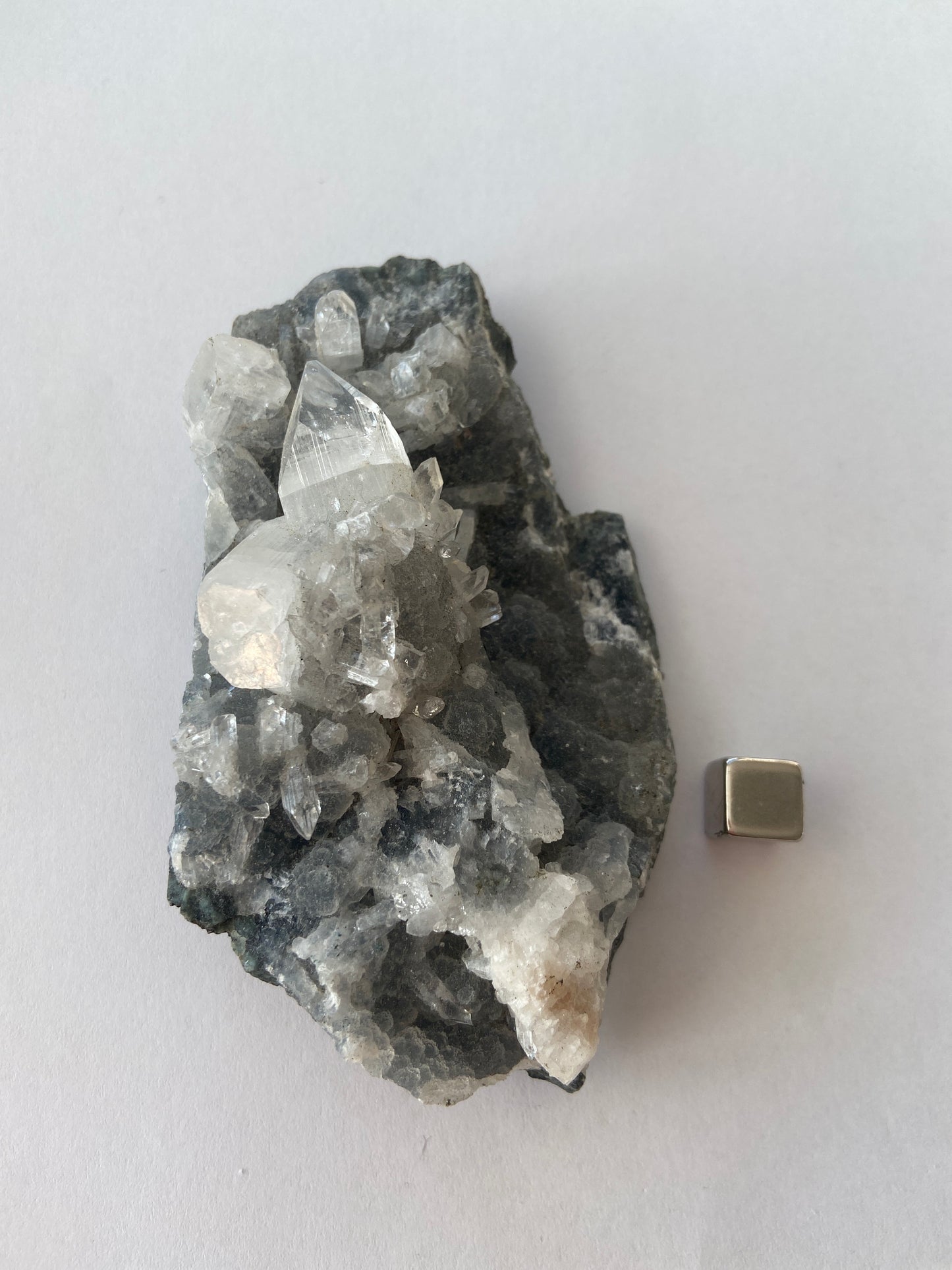 Apophyllit Grøn – renser og balancerer hjertechakraet med blid, kærlig energi.