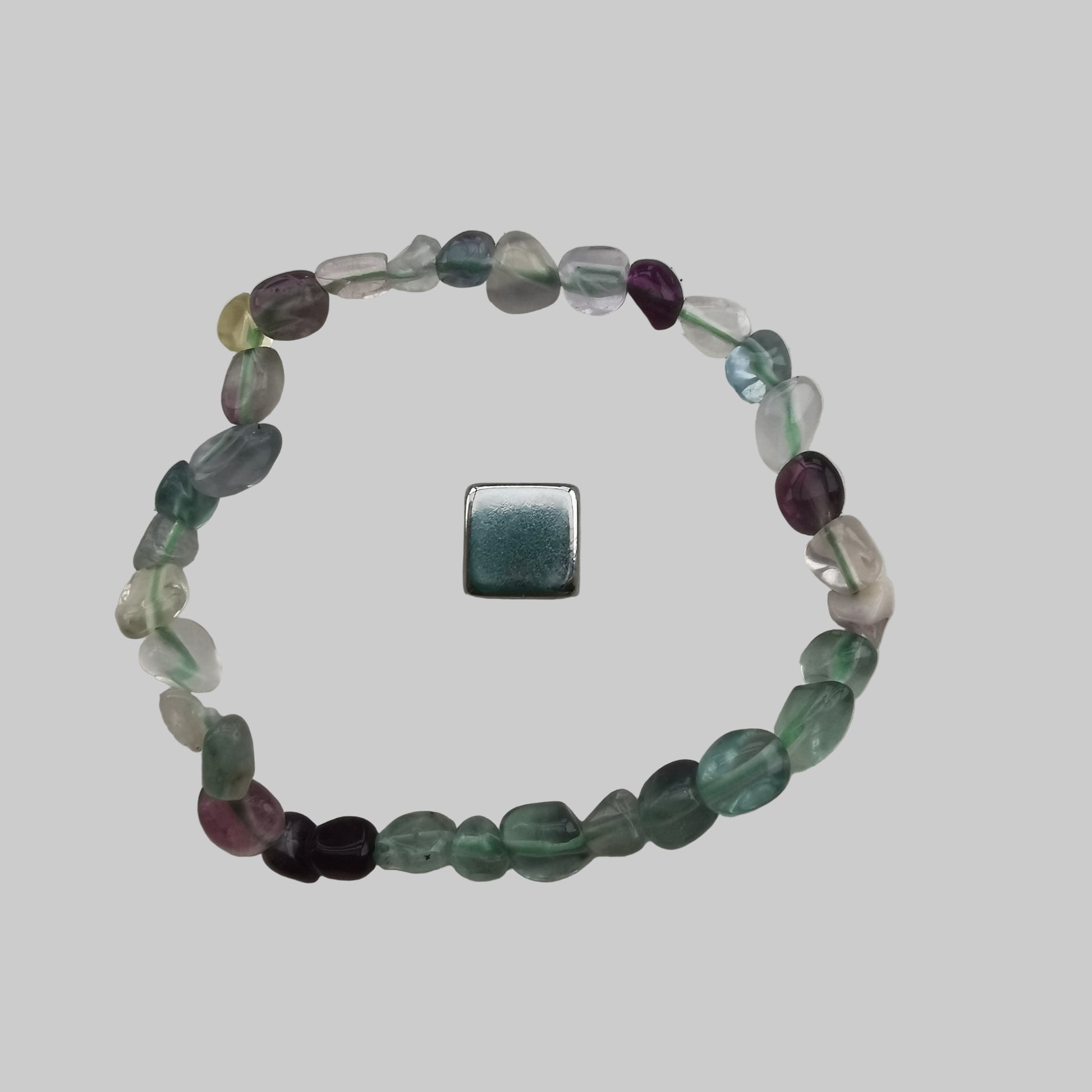 Armbånd i Fluorit Regnbue med grønne og lilla nuancer for klarhed og intuition.