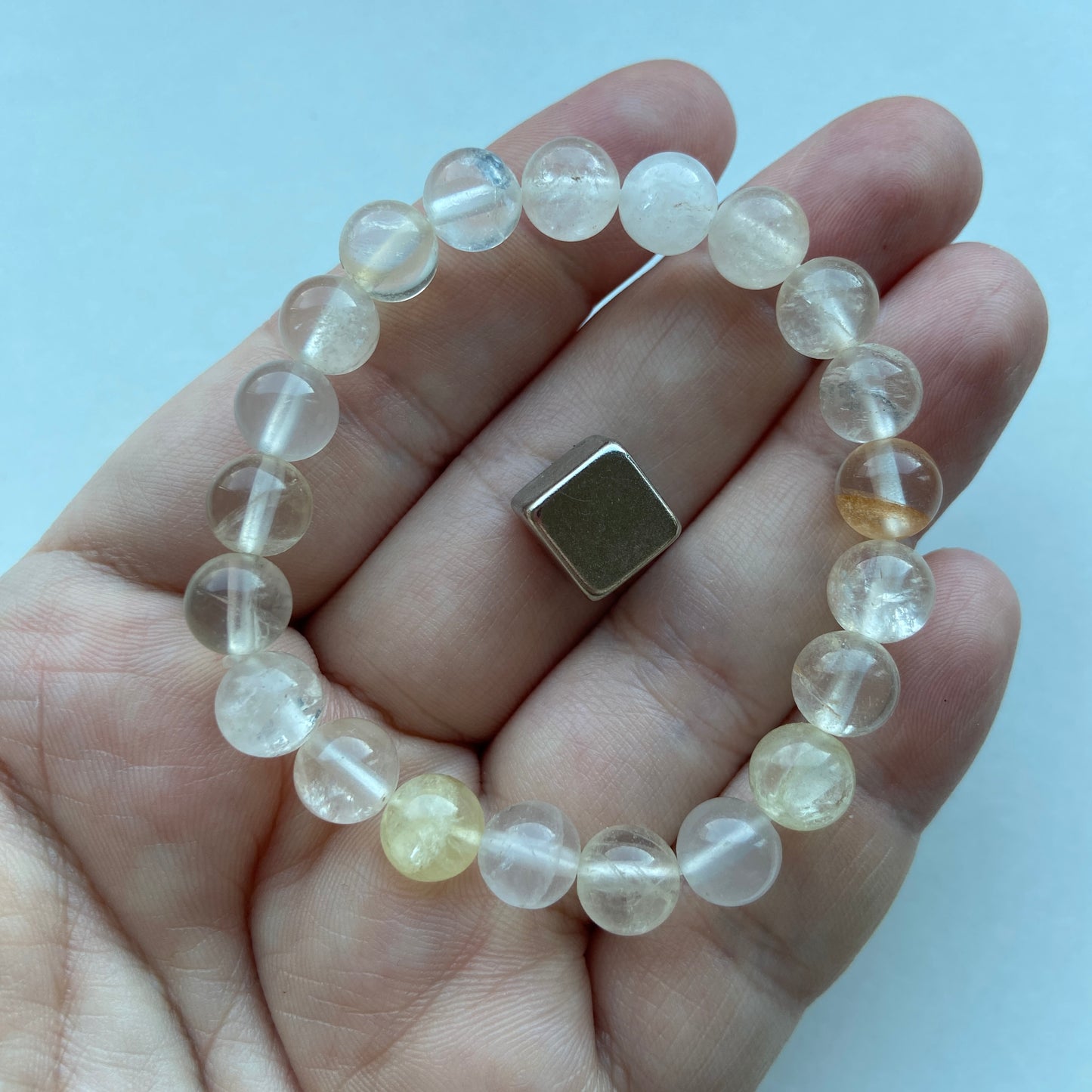 Armbånd med bjergkrystal for klarhed og energi.