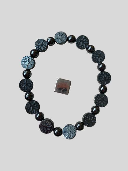 Armbånd i hæmatit med Livets Træ symbol på begge sider.