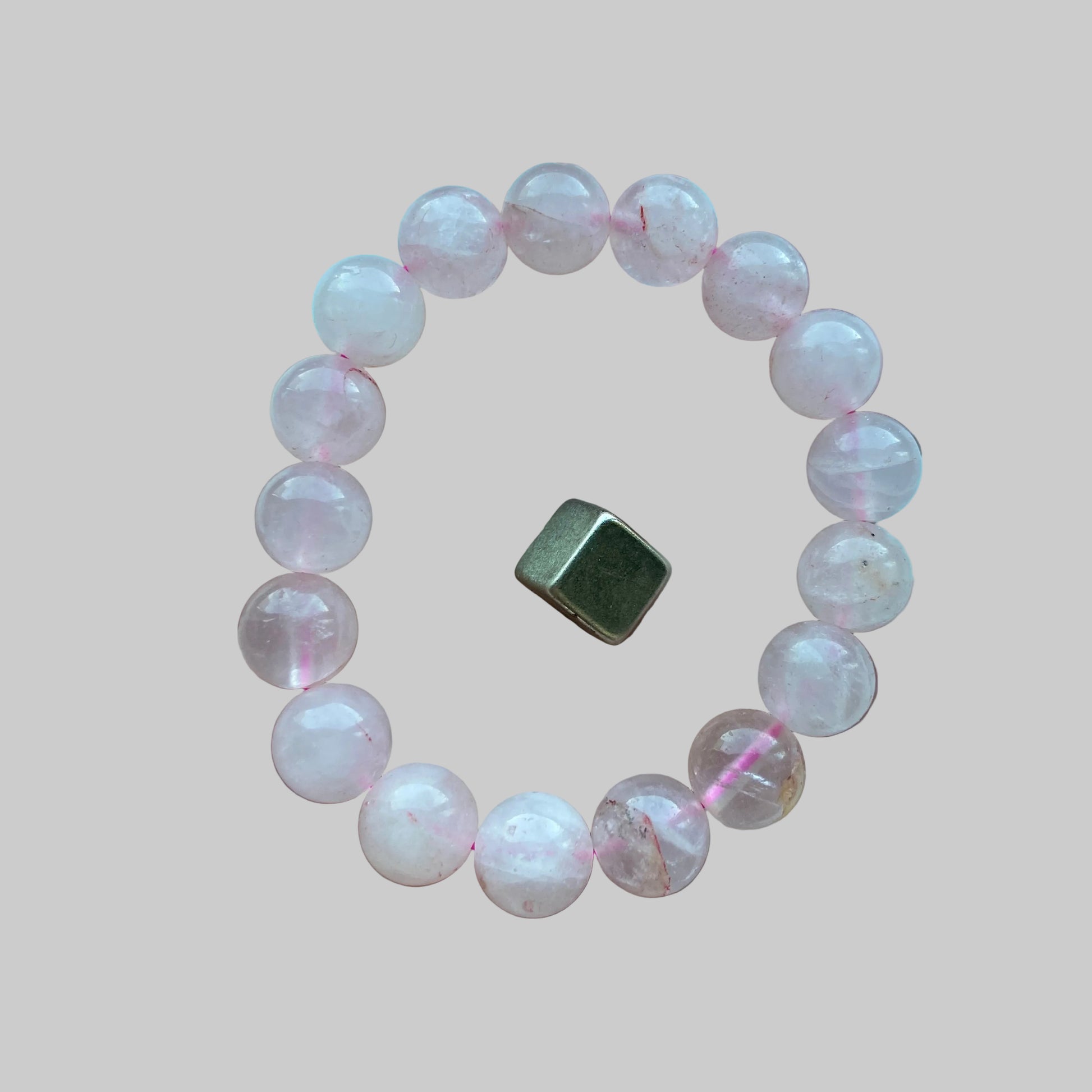 Armbånd med rosakvarts for kærlighed og følelsesmæssig balance.