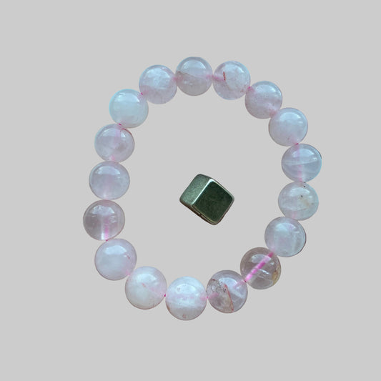 Armbånd med rosakvarts for kærlighed og følelsesmæssig balance.