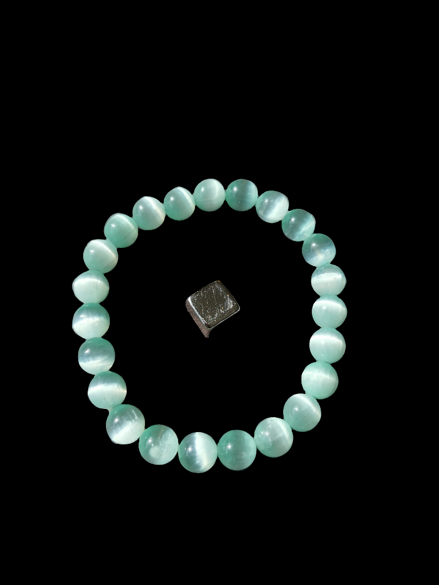 Selenit armbånd belagt i grøn med høj vibration og lysenergi.