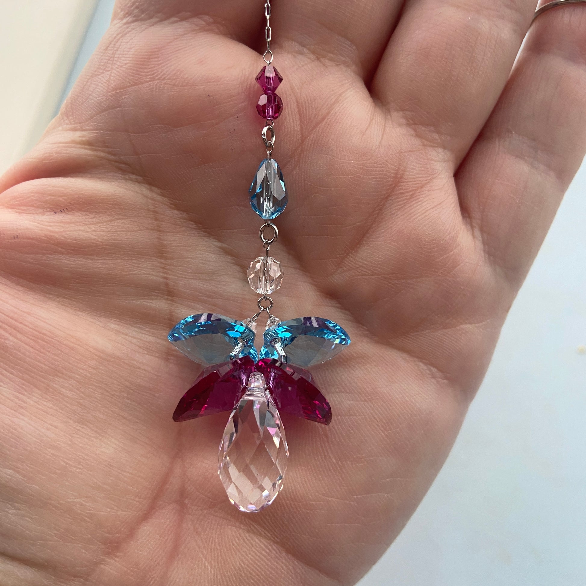 Aurora krystalengel Angel of Healing med facetterede Swarovski® prismer og høj klarhed.