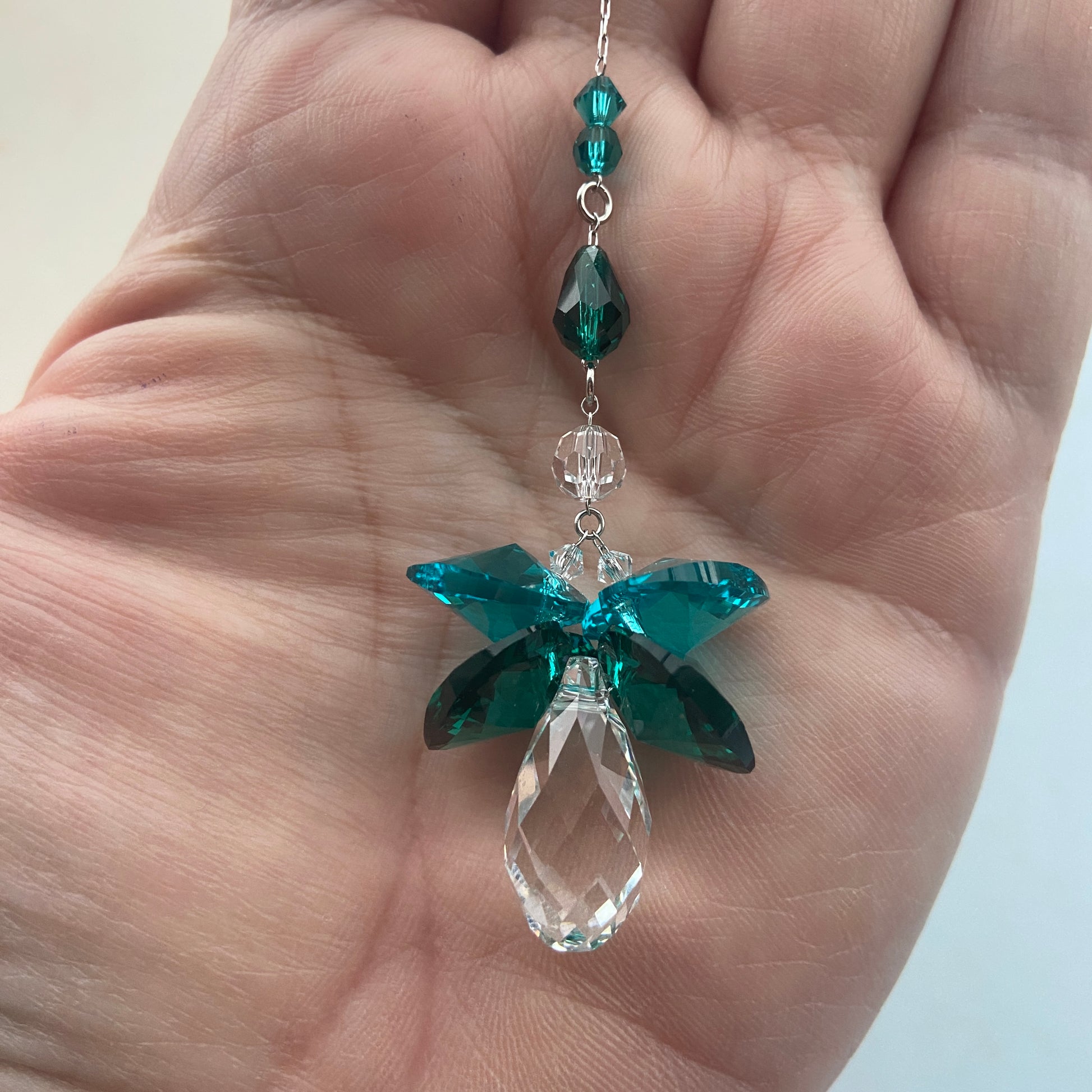 Aurora krystalengel Angel of Hope med facetterede Swarovski® prismer og høj klarhed.