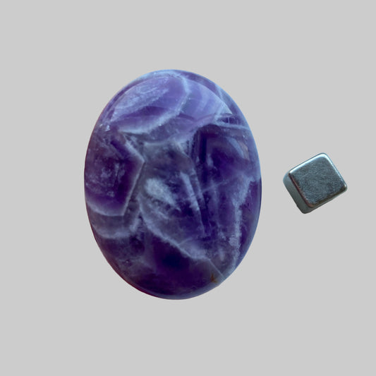 Båndametyst krystal palmstone til spirituelt arbejde.