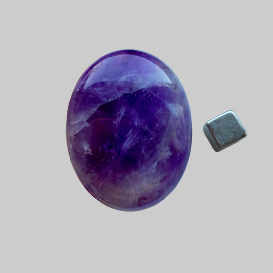 Båndametyst palmstone til 3. øje og indre indsigt.