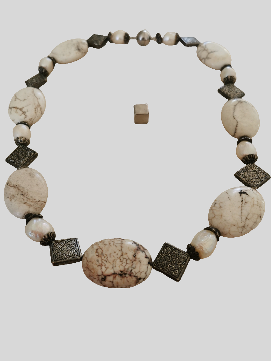 Howlit halskæde 50 cm