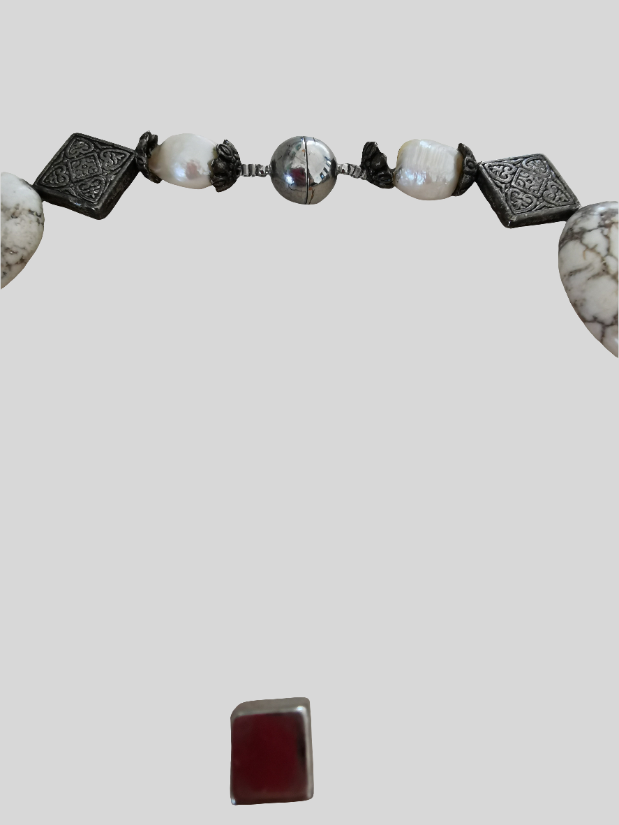 Howlit halskæde 50 cm