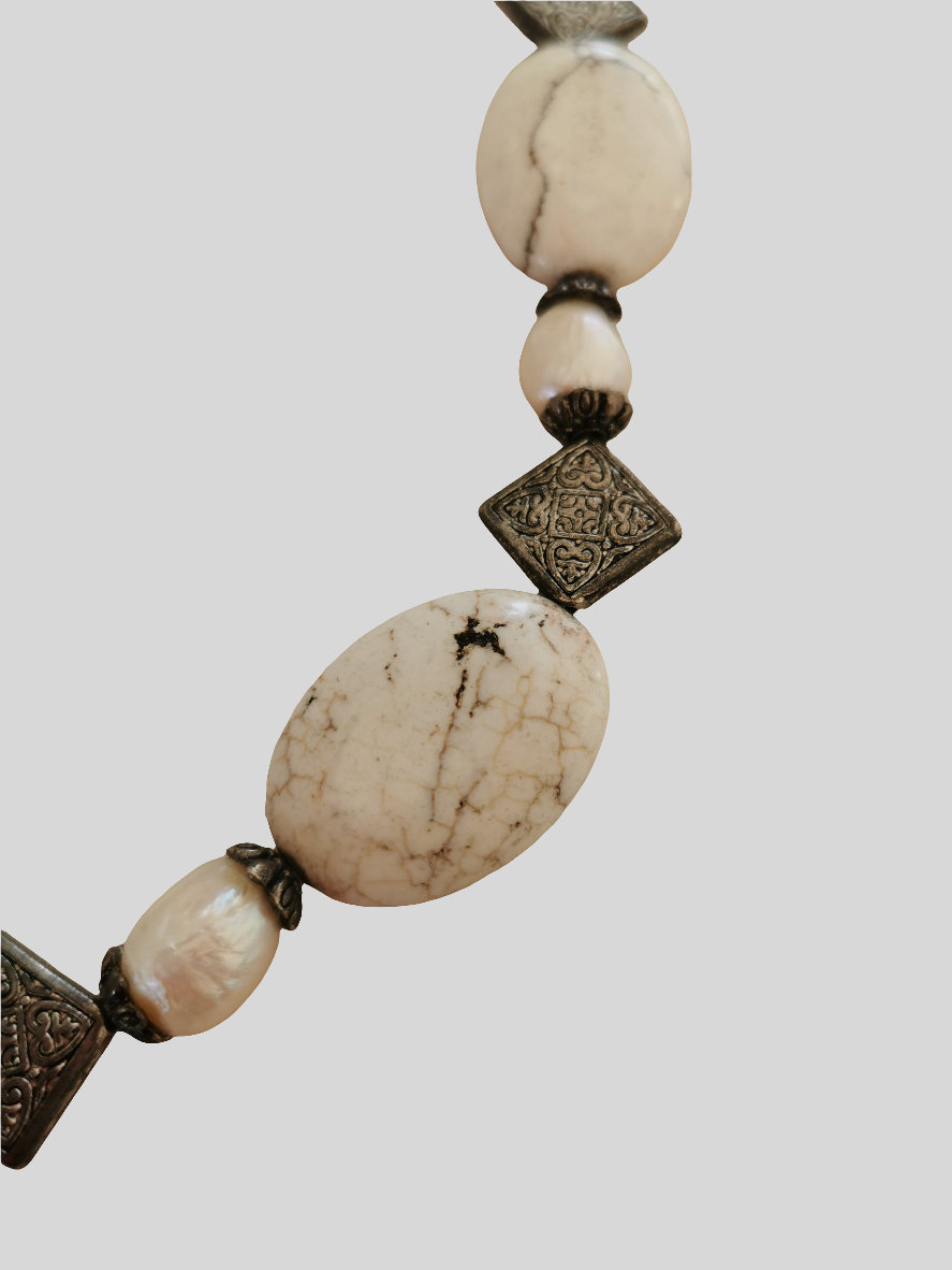 Howlit halskæde 50 cm