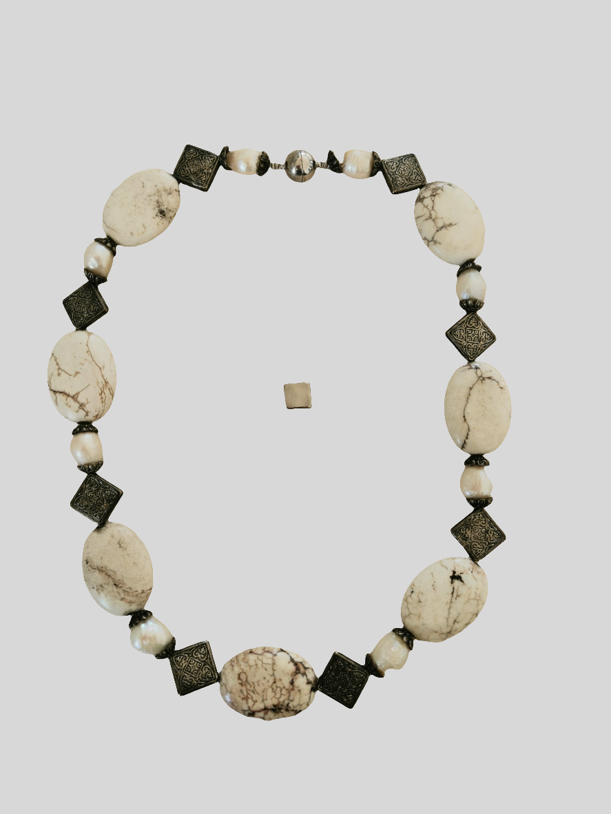 Howlit halskæde 50 cm